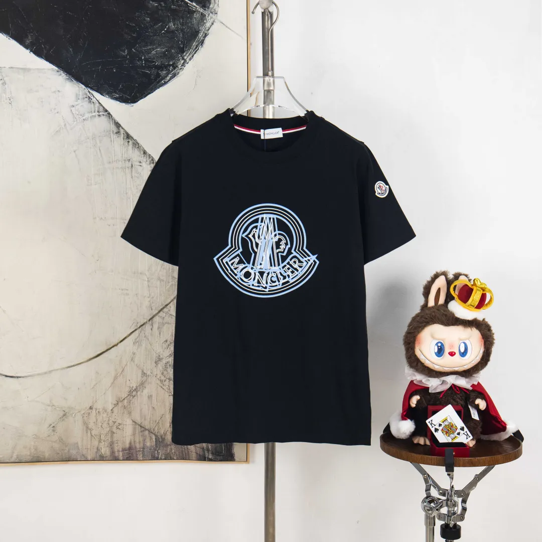 P190 zp version [exclusive supply] MONCLER/muzzled 300g round neck short-sleeved T-shirt brand classic ghosting offset printing letter LOGO embossing process official synchronization high version high quality fashionable personality versatile trend pure original quality original fabric hang tag collar label washed wheat complete three standards color: black. white. size: S M L XL XXL number: WS10009