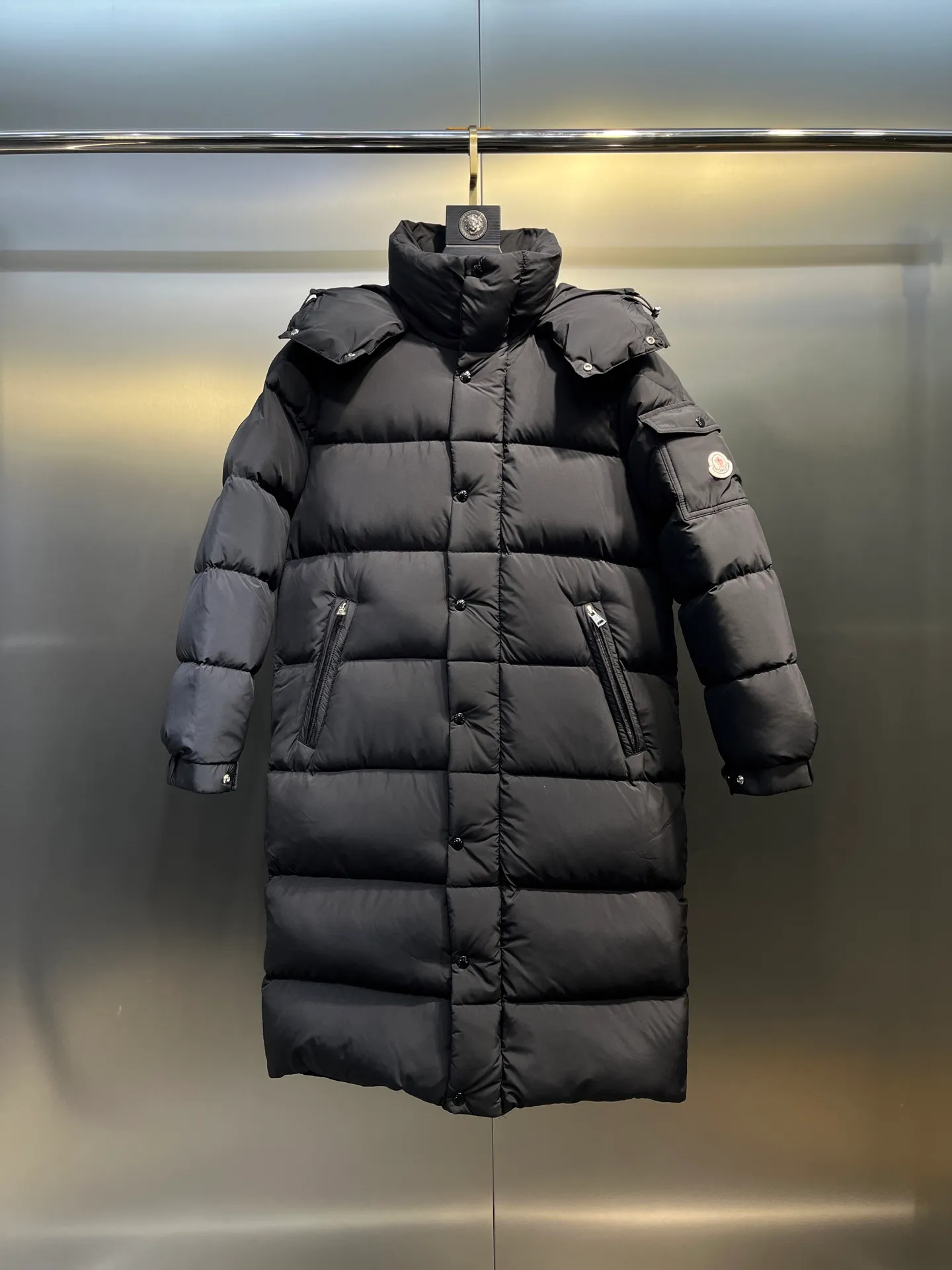 P860 Moncler Hanoverian line (matte matte) long men's down jacket. 850+ fill power This Hanoverian men's long down jacket combines Moncler's classic aesthetics, excellent performance and protective features. The Hanoverian long down jacket is made of longue saison fabric and is designed with practical details to provide both warmth and protection. As a Moncler classic, this down jacket features a detachable hood and a front zipper placket that covers the windshield, significantly improving its protective performance. Details Made of longue saison fabric Longue saison lining Filled with down Removable hood Zipper and snap fastening Zippered pockets Patch pockets on sleeves Adjustable cuffs Drawstring hem Size: 0-4 (couple size)