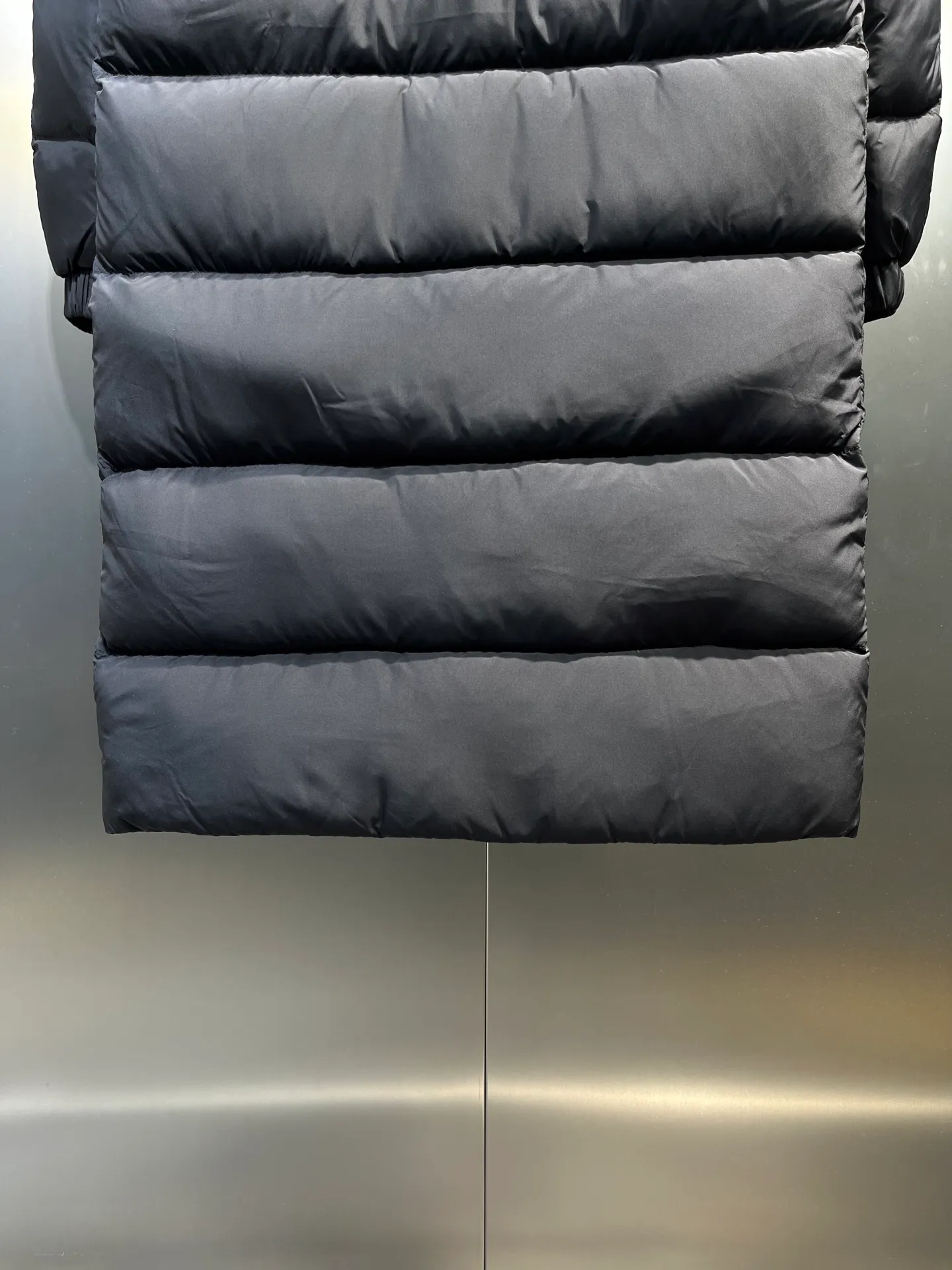 P860 Moncler Hanoverian line (matte matte) long men's down jacket. 850+ fill power This Hanoverian men's long down jacket combines Moncler's classic aesthetics, excellent performance and protective features. The Hanoverian long down jacket is made of longue saison fabric and is designed with practical details to provide both warmth and protection. As a Moncler classic, this down jacket features a detachable hood and a front zipper placket that covers the windshield, significantly improving its protective performance. Details Made of longue saison fabric Longue saison lining Filled with down Removable hood Zipper and snap fastening Zippered pockets Patch pockets on sleeves Adjustable cuffs Drawstring hem Size: 0-4 (couple size)