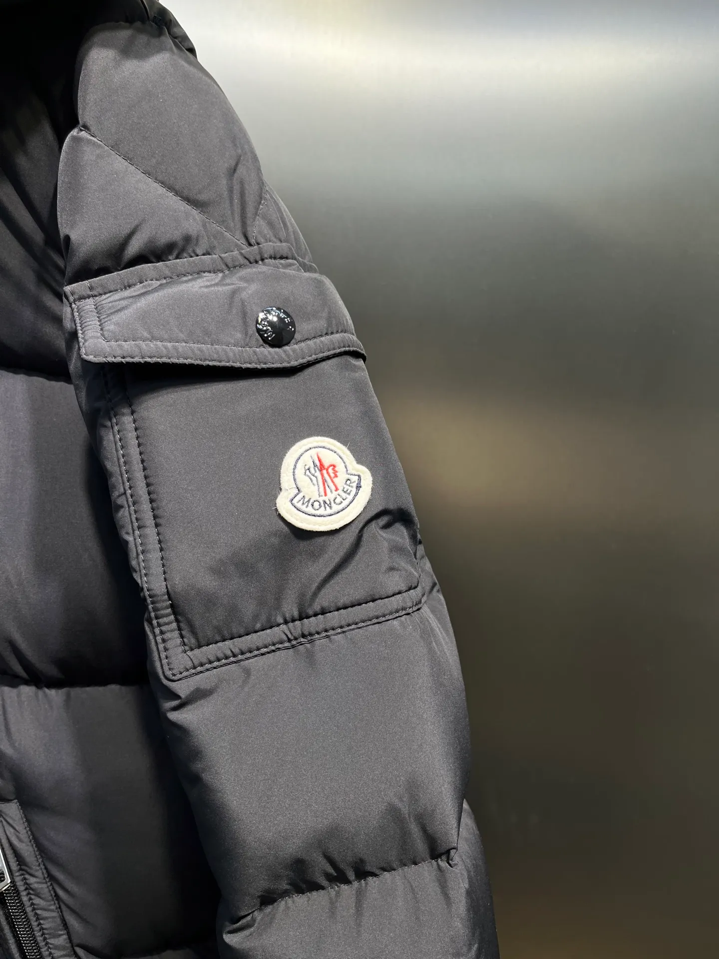 P860 Moncler Hanoverian line (matte matte) long men's down jacket. 850+ fill power This Hanoverian men's long down jacket combines Moncler's classic aesthetics, excellent performance and protective features. The Hanoverian long down jacket is made of longue saison fabric and is designed with practical details to provide both warmth and protection. As a Moncler classic, this down jacket features a detachable hood and a front zipper placket that covers the windshield, significantly improving its protective performance. Details Made of longue saison fabric Longue saison lining Filled with down Removable hood Zipper and snap fastening Zippered pockets Patch pockets on sleeves Adjustable cuffs Drawstring hem Size: 0-4 (couple size)