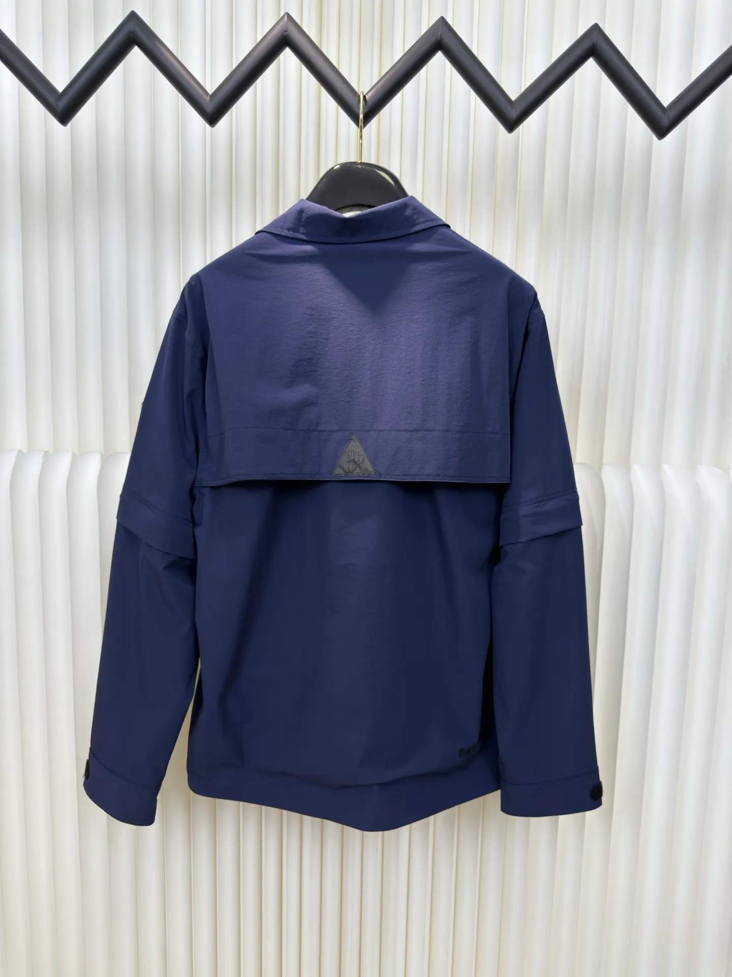 P640 Moncler Grenoble Functional Outdoor Jacket Custom-dyed double-stretch mercerized poplin Custom-dyed soft-mesh pongee Excellent texture Comfortable and close to the skin Dark green inspired by plant texture The color is taken from sage leaves soaked in morning dew Precision narrative of functional pocket system Balance of function and aesthetics The iconic Moncler logo appears on the sleeves, fully recognizable The triangular logo of the same color is hidden in the fabric texture like a mark in the undercurrent of the deep sea Extremely hidden and visible. The detachable sleeve design allows for diversified outfits. You can switch styles at will. Feel free and elegant. Show your dignity. Balance outdoor practicality and urban aesthetics. Lead the fashion. Adopt three-in-one process. Give priority to evenly coating the glue on the surface of the substrate that needs to be composited. Then dry and solidify. Then laminate the substrate with the adhesive film and the non-woven fabric. Then cool and solidify. Then composite the filter non-woven fabric. The workmanship is cumbersome and complex. Time-consuming and labor-intensive. Embossed composite technology Through computer scanning, ensure that the imprint size and shape are consistent with the original. Then use special glue as an adhesive to combine and then solidify to achieve complete dryness and the best bonding effect. Use CNC laser burning and cutting based on the high-energy characteristics of the laser. Precisely control the movement path of the laser beam with a laser generator to achieve precise cutting of the shape of the piece. Template machine bag opening. The preset template guides the position, shape and size of the bag opening. The accuracy ensures the quality of the bag opening effect. Uses infrared special machine to fasten the position more accurately. Strong and sturdy, loose fit, detachable sleeve splicing, style can be switched at will Size: 1 2 3 4