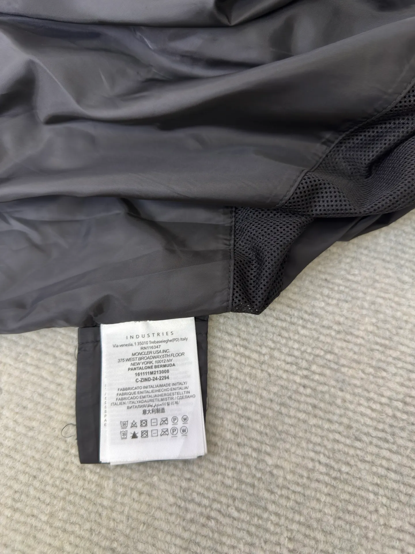 P640 Moncler Grenoble Functional Outdoor Jacket Custom-dyed double-stretch mercerized poplin Custom-dyed soft-mesh pongee Excellent texture Comfortable and close to the skin Dark green inspired by plant texture The color is taken from sage leaves soaked in morning dew Precision narrative of functional pocket system Balance of function and aesthetics The iconic Moncler logo appears on the sleeves, fully recognizable The triangular logo of the same color is hidden in the fabric texture like a mark in the undercurrent of the deep sea Extremely hidden and visible. The detachable sleeve design allows for diversified outfits. You can switch styles at will. Feel free and elegant. Show your dignity. Balance outdoor practicality and urban aesthetics. Lead the fashion. Adopt three-in-one process. Give priority to evenly coating the glue on the surface of the substrate that needs to be composited. Then dry and solidify. Then laminate the substrate with the adhesive film and the non-woven fabric. Then cool and solidify. Then composite the filter non-woven fabric. The workmanship is cumbersome and complex. Time-consuming and labor-intensive. Embossed composite technology Through computer scanning, ensure that the imprint size and shape are consistent with the original. Then use special glue as an adhesive to combine and then solidify to achieve complete dryness and the best bonding effect. Use CNC laser burning and cutting based on the high-energy characteristics of the laser. Precisely control the movement path of the laser beam with a laser generator to achieve precise cutting of the shape of the piece. Template machine bag opening. The preset template guides the position, shape and size of the bag opening. The accuracy ensures the quality of the bag opening effect. Uses infrared special machine to fasten the position more accurately. Strong and sturdy, loose fit, detachable sleeve splicing, style can be switched at will Size: 1 2 3 4