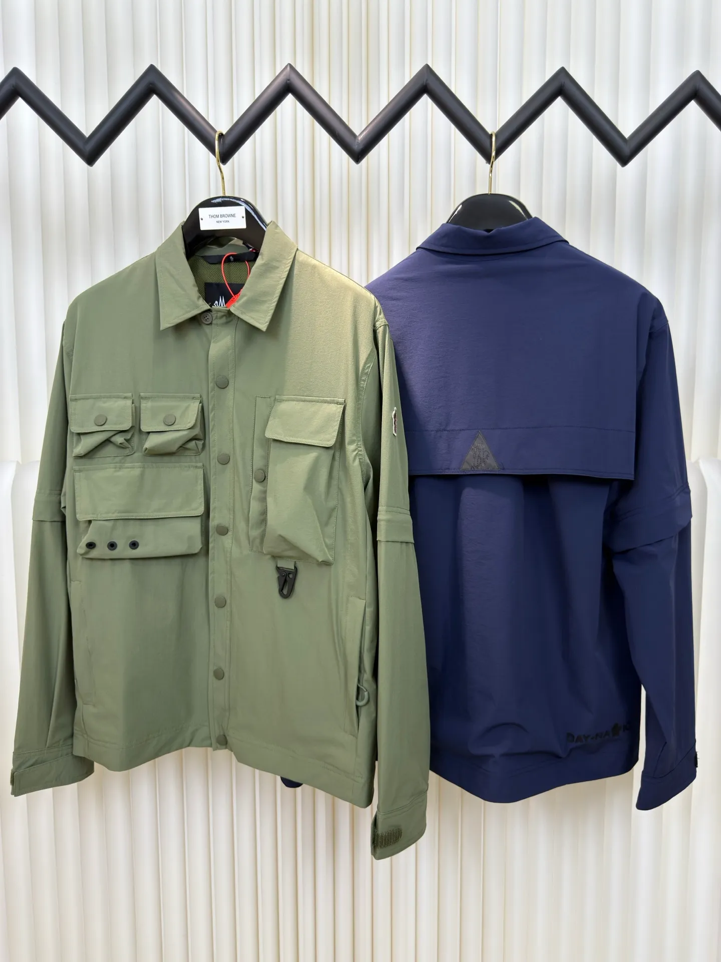 P640 Moncler Grenoble Functional Outdoor Jacket Custom-dyed double-stretch mercerized poplin Custom-dyed soft-mesh pongee Excellent texture Comfortable and close to the skin Dark green inspired by plant texture The color is taken from sage leaves soaked in morning dew Precision narrative of functional pocket system Balance of function and aesthetics The iconic Moncler logo appears on the sleeves, fully recognizable The triangular logo of the same color is hidden in the fabric texture like a mark in the undercurrent of the deep sea Extremely hidden and visible. The detachable sleeve design allows for diversified outfits. You can switch styles at will. Feel free and elegant. Show your dignity. Balance outdoor practicality and urban aesthetics. Lead the fashion. Adopt three-in-one process. Give priority to evenly coating the glue on the surface of the substrate that needs to be composited. Then dry and solidify. Then laminate the substrate with the adhesive film and the non-woven fabric. Then cool and solidify. Then composite the filter non-woven fabric. The workmanship is cumbersome and complex. Time-consuming and labor-intensive. Embossed composite technology Through computer scanning, ensure that the imprint size and shape are consistent with the original. Then use special glue as an adhesive to combine and then solidify to achieve complete dryness and the best bonding effect. Use CNC laser burning and cutting based on the high-energy characteristics of the laser. Precisely control the movement path of the laser beam with a laser generator to achieve precise cutting of the shape of the piece. Template machine bag opening. The preset template guides the position, shape and size of the bag opening. The accuracy ensures the quality of the bag opening effect. Uses infrared special machine to fasten the position more accurately. Strong and sturdy, loose fit, detachable sleeve splicing, style can be switched at will Size: 1 2 3 4