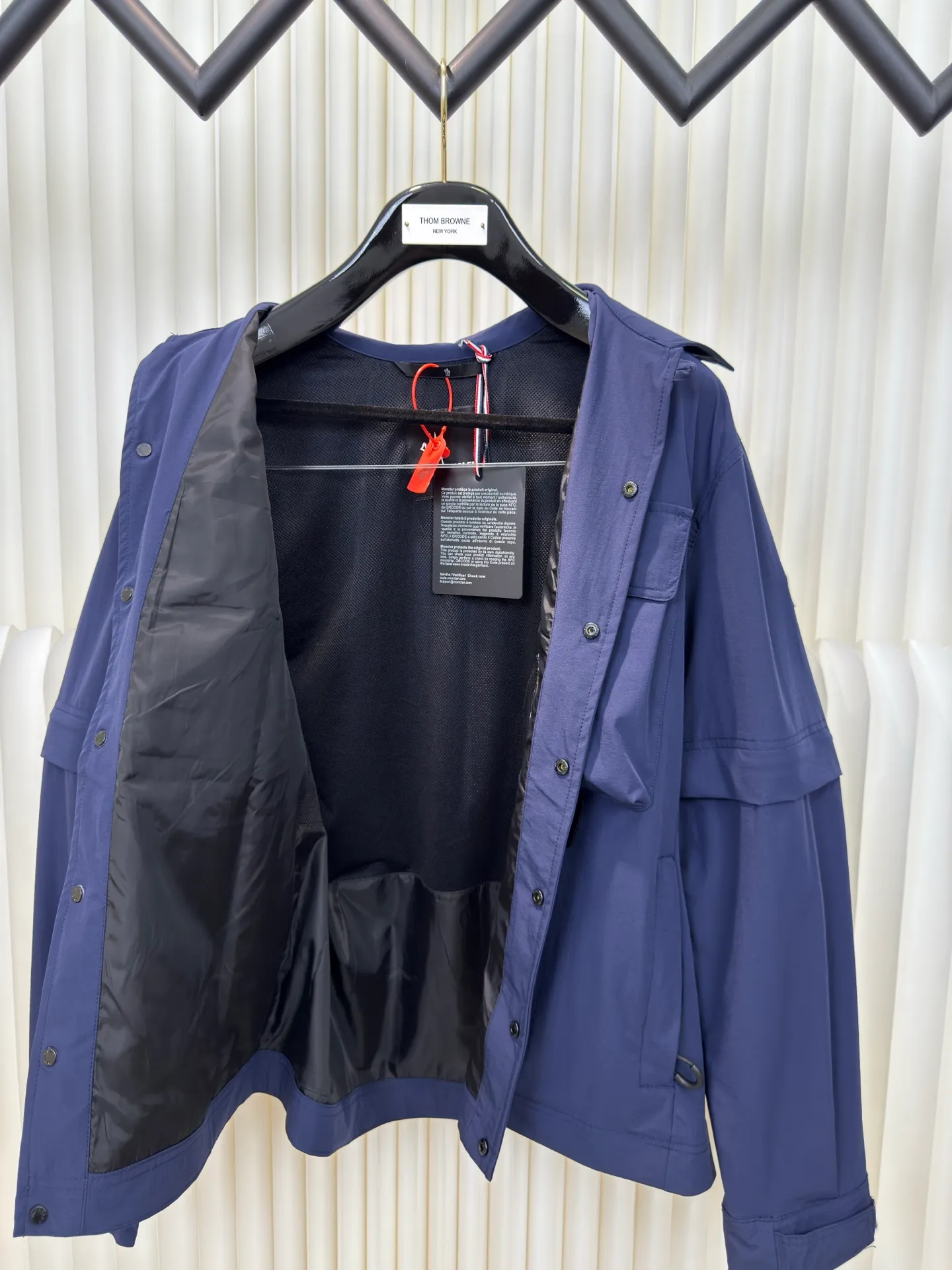 P640 Moncler Grenoble Functional Outdoor Jacket Custom-dyed double-stretch mercerized poplin Custom-dyed soft-mesh pongee Excellent texture Comfortable and close to the skin Dark green inspired by plant texture The color is taken from sage leaves soaked in morning dew Precision narrative of functional pocket system Balance of function and aesthetics The iconic Moncler logo appears on the sleeves, fully recognizable The triangular logo of the same color is hidden in the fabric texture like a mark in the undercurrent of the deep sea Extremely hidden and visible. The detachable sleeve design allows for diversified outfits. You can switch styles at will. Feel free and elegant. Show your dignity. Balance outdoor practicality and urban aesthetics. Lead the fashion. Adopt three-in-one process. Give priority to evenly coating the glue on the surface of the substrate that needs to be composited. Then dry and solidify. Then laminate the substrate with the adhesive film and the non-woven fabric. Then cool and solidify. Then composite the filter non-woven fabric. The workmanship is cumbersome and complex. Time-consuming and labor-intensive. Embossed composite technology Through computer scanning, ensure that the imprint size and shape are consistent with the original. Then use special glue as an adhesive to combine and then solidify to achieve complete dryness and the best bonding effect. Use CNC laser burning and cutting based on the high-energy characteristics of the laser. Precisely control the movement path of the laser beam with a laser generator to achieve precise cutting of the shape of the piece. Template machine bag opening. The preset template guides the position, shape and size of the bag opening. The accuracy ensures the quality of the bag opening effect. Uses infrared special machine to fasten the position more accurately. Strong and sturdy, loose fit, detachable sleeve splicing, style can be switched at will Size: 1 2 3 4