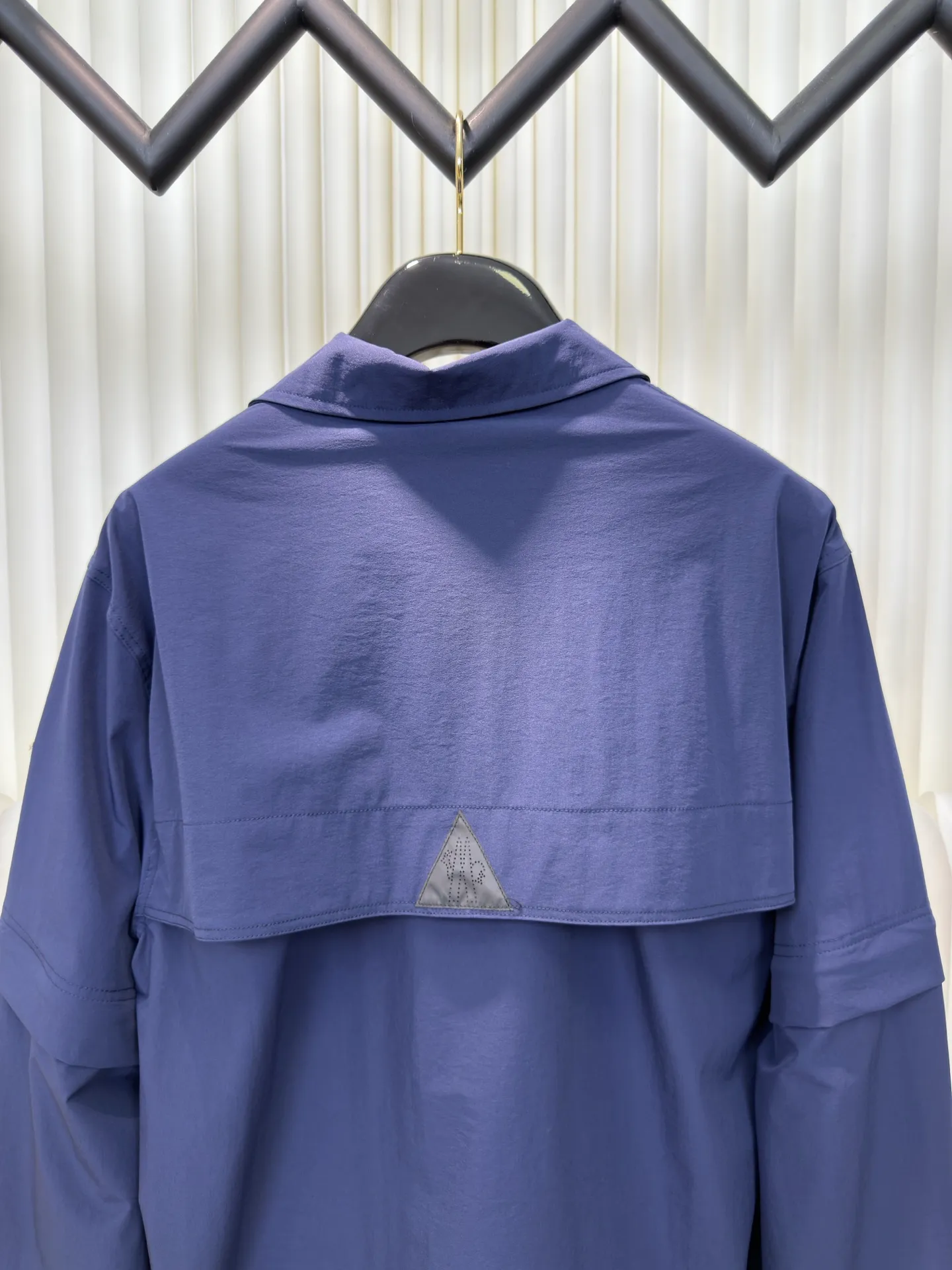 P640 Moncler Grenoble Functional Outdoor Jacket Custom-dyed double-stretch mercerized poplin Custom-dyed soft-mesh pongee Excellent texture Comfortable and close to the skin Dark green inspired by plant texture The color is taken from sage leaves soaked in morning dew Precision narrative of functional pocket system Balance of function and aesthetics The iconic Moncler logo appears on the sleeves, fully recognizable The triangular logo of the same color is hidden in the fabric texture like a mark in the undercurrent of the deep sea Extremely hidden and visible. The detachable sleeve design allows for diversified outfits. You can switch styles at will. Feel free and elegant. Show your dignity. Balance outdoor practicality and urban aesthetics. Lead the fashion. Adopt three-in-one process. Give priority to evenly coating the glue on the surface of the substrate that needs to be composited. Then dry and solidify. Then laminate the substrate with the adhesive film and the non-woven fabric. Then cool and solidify. Then composite the filter non-woven fabric. The workmanship is cumbersome and complex. Time-consuming and labor-intensive. Embossed composite technology Through computer scanning, ensure that the imprint size and shape are consistent with the original. Then use special glue as an adhesive to combine and then solidify to achieve complete dryness and the best bonding effect. Use CNC laser burning and cutting based on the high-energy characteristics of the laser. Precisely control the movement path of the laser beam with a laser generator to achieve precise cutting of the shape of the piece. Template machine bag opening. The preset template guides the position, shape and size of the bag opening. The accuracy ensures the quality of the bag opening effect. Uses infrared special machine to fasten the position more accurately. Strong and sturdy, loose fit, detachable sleeve splicing, style can be switched at will Size: 1 2 3 4