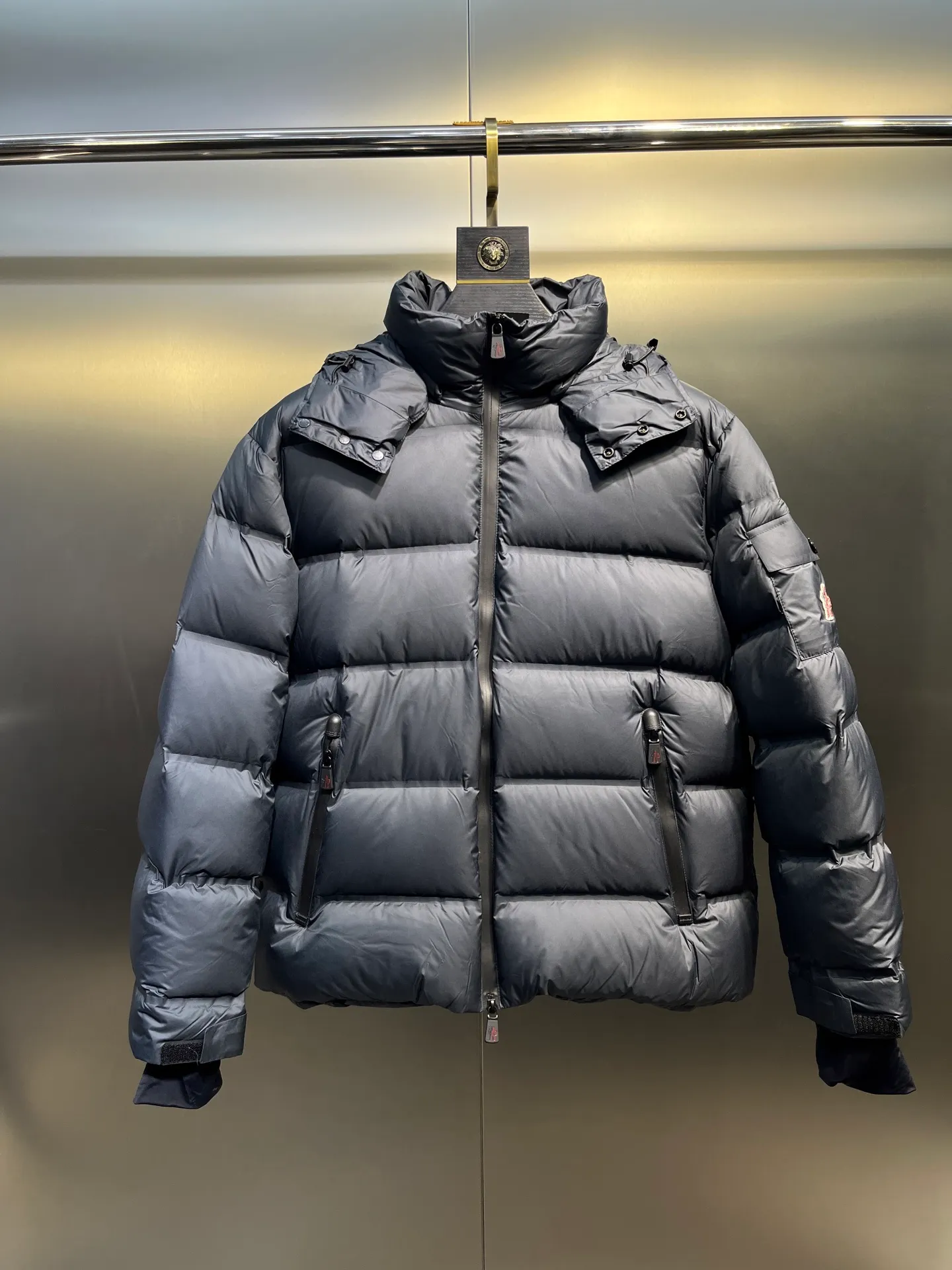 P1240 Special grade 95 velvet 𝐌𝐎𝐍𝐂𝐋𝐄𝐑 Mouth 2025 new ski suit Moner ski suit is an immortal legend that highlights the style and temperament. Autumn and winter Mon*ler Grenoble series laminated wind and snow. Official website for sale +. It adds a simple and fashionable look to the style. The multi-purpose down provides excellent functionality and thermal protection. The texture and materials are unmatched by ordinary workshop products. The best-selling laminated wind and snow jacket. The styles vary every year. It depends on the classic extension design, but whether the sense of excellence is satisfied requires personal taste! The latest Gore-tex nylon fiber fabric has a more significant waterproof and breathable effect. It is different from the PU-coated fabrics on the market. The interior is equipped with Toray polyester nylon cloth, and the texture and feel are undoubtedly excellent. The windproof, cold and warm effect is excellent, and velvet locking is a must... DIST European standard 90% goose down and 10% feathers. The advanced direct-fill velvet technology makes inferior products directly slap in the face. Anyone who wears it will know the power of warmth! The main body is light and breathable, fluffy and full, extending to every part of the body without any odor! The interior is equipped with an elastic wind and snow skirt for better wrapping, and the sleeves are windproof and sewn together, which makes the windproof and cold-resistant effect more significant. The glued waterproof zipper design is also an essential skill for Grenble ski suits. Color: black Khaki Navy Size: 1-5