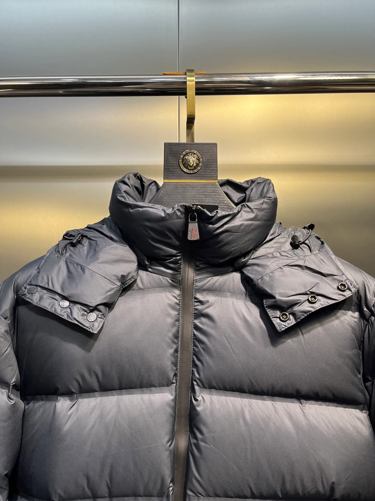 P1240 Special grade 95 velvet 𝐌𝐎𝐍𝐂𝐋𝐄𝐑 Mouth 2025 new ski suit Moner ski suit is an immortal legend that highlights the style and temperament. Autumn and winter Mon*ler Grenoble series laminated wind and snow. Official website for sale +. It adds a simple and fashionable look to the style. The multi-purpose down provides excellent functionality and thermal protection. The texture and materials are unmatched by ordinary workshop products. The best-selling laminated wind and snow jacket. The styles vary every year. It depends on the classic extension design, but whether the sense of excellence is satisfied requires personal taste! The latest Gore-tex nylon fiber fabric has a more significant waterproof and breathable effect. It is different from the PU-coated fabrics on the market. The interior is equipped with Toray polyester nylon cloth, and the texture and feel are undoubtedly excellent. The windproof, cold and warm effect is excellent, and velvet locking is a must... DIST European standard 90% goose down and 10% feathers. The advanced direct-fill velvet technology makes inferior products directly slap in the face. Anyone who wears it will know the power of warmth! The main body is light and breathable, fluffy and full, extending to every part of the body without any odor! The interior is equipped with an elastic wind and snow skirt for better wrapping, and the sleeves are windproof and sewn together, which makes the windproof and cold-resistant effect more significant. The glued waterproof zipper design is also an essential skill for Grenble ski suits. Color: black Khaki Navy Size: 1-5