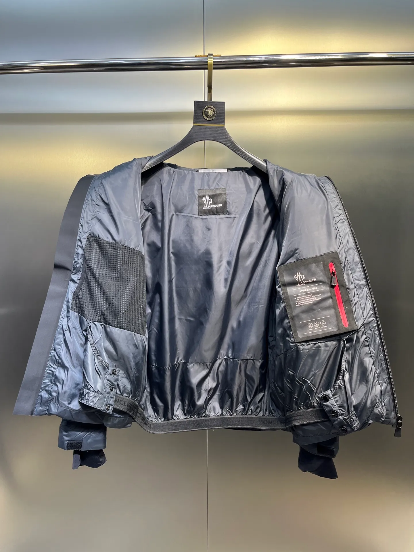P1240 Special grade 95 velvet 𝐌𝐎𝐍𝐂𝐋𝐄𝐑 Mouth 2025 new ski suit Moner ski suit is an immortal legend that highlights the style and temperament. Autumn and winter Mon*ler Grenoble series laminated wind and snow. Official website for sale +. It adds a simple and fashionable look to the style. The multi-purpose down provides excellent functionality and thermal protection. The texture and materials are unmatched by ordinary workshop products. The best-selling laminated wind and snow jacket. The styles vary every year. It depends on the classic extension design, but whether the sense of excellence is satisfied requires personal taste! The latest Gore-tex nylon fiber fabric has a more significant waterproof and breathable effect. It is different from the PU-coated fabrics on the market. The interior is equipped with Toray polyester nylon cloth, and the texture and feel are undoubtedly excellent. The windproof, cold and warm effect is excellent, and velvet locking is a must... DIST European standard 90% goose down and 10% feathers. The advanced direct-fill velvet technology makes inferior products directly slap in the face. Anyone who wears it will know the power of warmth! The main body is light and breathable, fluffy and full, extending to every part of the body without any odor! The interior is equipped with an elastic wind and snow skirt for better wrapping, and the sleeves are windproof and sewn together, which makes the windproof and cold-resistant effect more significant. The glued waterproof zipper design is also an essential skill for Grenble ski suits. Color: black Khaki Navy Size: 1-5