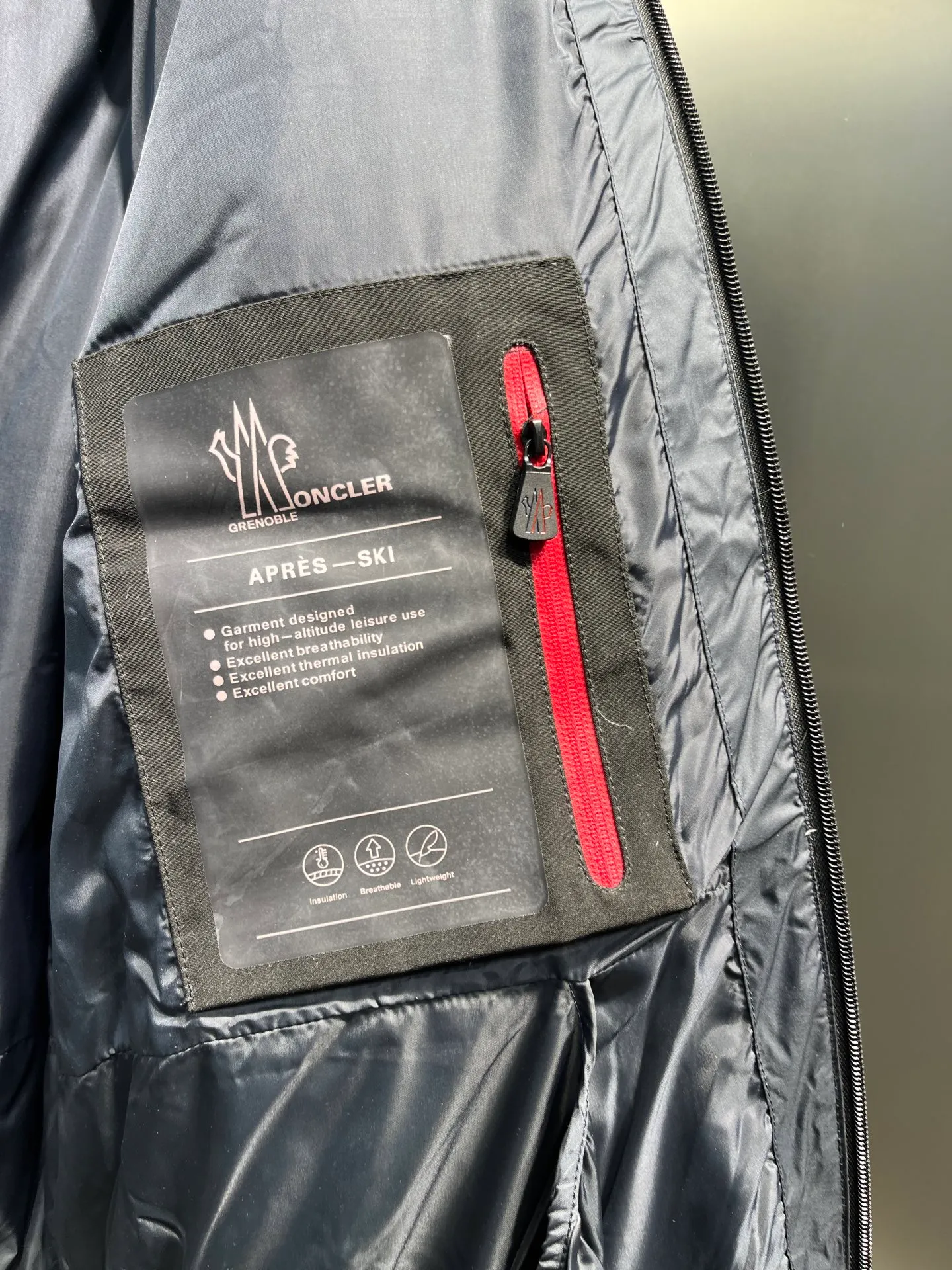 P1240 Special grade 95 velvet 𝐌𝐎𝐍𝐂𝐋𝐄𝐑 Mouth 2025 new ski suit Moner ski suit is an immortal legend that highlights the style and temperament. Autumn and winter Mon*ler Grenoble series laminated wind and snow. Official website for sale +. It adds a simple and fashionable look to the style. The multi-purpose down provides excellent functionality and thermal protection. The texture and materials are unmatched by ordinary workshop products. The best-selling laminated wind and snow jacket. The styles vary every year. It depends on the classic extension design, but whether the sense of excellence is satisfied requires personal taste! The latest Gore-tex nylon fiber fabric has a more significant waterproof and breathable effect. It is different from the PU-coated fabrics on the market. The interior is equipped with Toray polyester nylon cloth, and the texture and feel are undoubtedly excellent. The windproof, cold and warm effect is excellent, and velvet locking is a must... DIST European standard 90% goose down and 10% feathers. The advanced direct-fill velvet technology makes inferior products directly slap in the face. Anyone who wears it will know the power of warmth! The main body is light and breathable, fluffy and full, extending to every part of the body without any odor! The interior is equipped with an elastic wind and snow skirt for better wrapping, and the sleeves are windproof and sewn together, which makes the windproof and cold-resistant effect more significant. The glued waterproof zipper design is also an essential skill for Grenble ski suits. Color: black Khaki Navy Size: 1-5