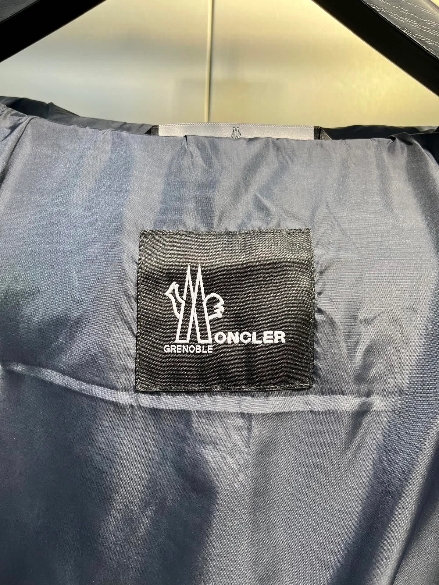 P1240 Special grade 95 velvet 𝐌𝐎𝐍𝐂𝐋𝐄𝐑 Mouth 2025 new ski suit Moner ski suit is an immortal legend that highlights the style and temperament. Autumn and winter Mon*ler Grenoble series laminated wind and snow. Official website for sale +. It adds a simple and fashionable look to the style. The multi-purpose down provides excellent functionality and thermal protection. The texture and materials are unmatched by ordinary workshop products. The best-selling laminated wind and snow jacket. The styles vary every year. It depends on the classic extension design, but whether the sense of excellence is satisfied requires personal taste! The latest Gore-tex nylon fiber fabric has a more significant waterproof and breathable effect. It is different from the PU-coated fabrics on the market. The interior is equipped with Toray polyester nylon cloth, and the texture and feel are undoubtedly excellent. The windproof, cold and warm effect is excellent, and velvet locking is a must... DIST European standard 90% goose down and 10% feathers. The advanced direct-fill velvet technology makes inferior products directly slap in the face. Anyone who wears it will know the power of warmth! The main body is light and breathable, fluffy and full, extending to every part of the body without any odor! The interior is equipped with an elastic wind and snow skirt for better wrapping, and the sleeves are windproof and sewn together, which makes the windproof and cold-resistant effect more significant. The glued waterproof zipper design is also an essential skill for Grenble ski suits. Color: black Khaki Navy Size: 1-5