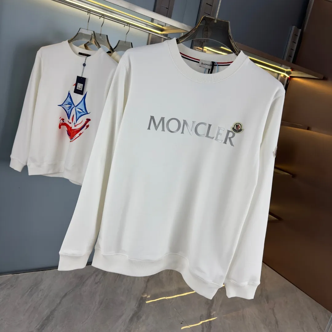 P210 high version sweatshirt) 📦With exclusive packaging📦 [Long-term ready stock] Upgraded version "Mobile phone smart sensor ~ NFC chip armband ~ Directly to the official website for anti-counterfeiting" 〖 𝐌𝐎𝐍𝐂𝐋𝐄𝐑 ~ Mouth covering〗 2025 new high quality, using 450 grams of heavyweight fabric Different from the market currency, you can mix and match everything at will and you will be handsome😎The whole clothes is made of double waistcoats. The double waistcoats make the whole dress more three-dimensional. It is not an ordinary factory that can do such fine work. 2025 autumn and winter new style, on sale at the counter, exquisite printed round neck terry sweatshirt. High-end double-ply cotton. Customized stretch ribs are dyed in the same vat. Three standards are complete. It is matched with digital printing patterns and is very breathable. Same style for men and women. Color: black, white, apricot. Size: S M L XL 2XL