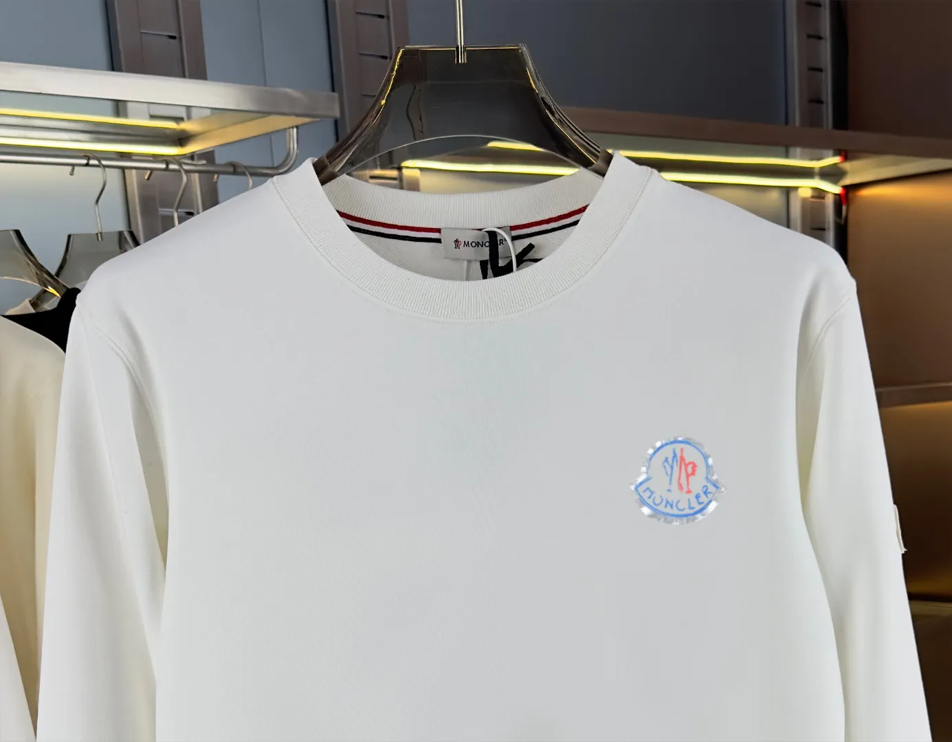 P210 high version sweatshirt) 📦With exclusive packaging📦 [Long-term ready stock] Upgraded version "Mobile phone smart sensor ~ NFC chip armband ~ Directly to the official website for anti-counterfeiting" 〖 𝐌𝐎𝐍𝐂𝐋𝐄𝐑 ~ Mouth covering〗 2025 new high quality, using 450 grams of heavyweight fabric Different from the market currency, you can mix and match everything at will and you will be handsome😎The whole clothes is made of double waistcoats. The double waistcoats make the whole dress more three-dimensional. It is not an ordinary factory that can do such fine work. 2025 autumn and winter new style, on sale at the counter, exquisite printed round neck terry sweatshirt. High-end double-ply cotton. Customized stretch ribs are dyed in the same vat. Three standards are complete. It is matched with digital printing patterns and is very breathable. Same style for men and women. Color: black, white, apricot. Size: S M L XL 2XL