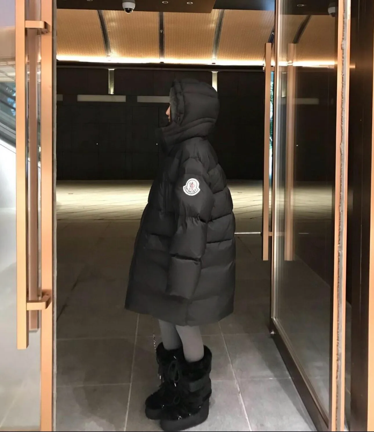 P880 Upper body effect｜Moncler Bosona mid-length large felt badge down jacket. Couple style. Walking duvet. The version is really easy to wear.