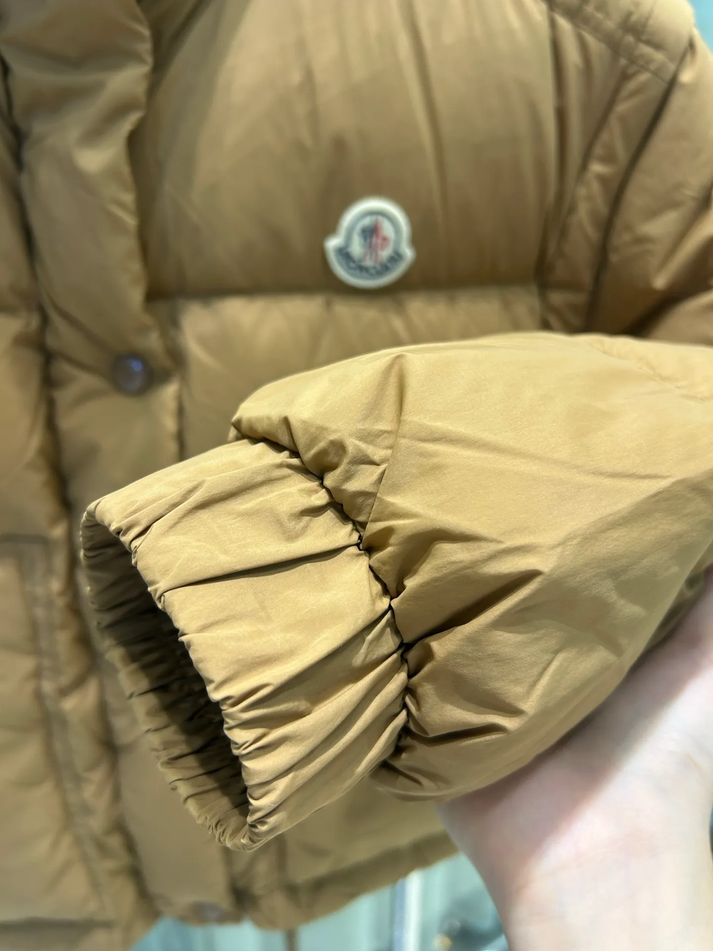 P880 1234 size ✨✨✨ Moncler Selle 2-in-1 short down jacket for women, the sleeves of the Selle short down jacket are detachable and can be easily changed from a jacket to a vest, which is practical. Crafted from nylon in an oversized silhouette, it's cropped for a modern look. This insulated piece has an adjustable hem for a comfortable fit. Color: white khaki