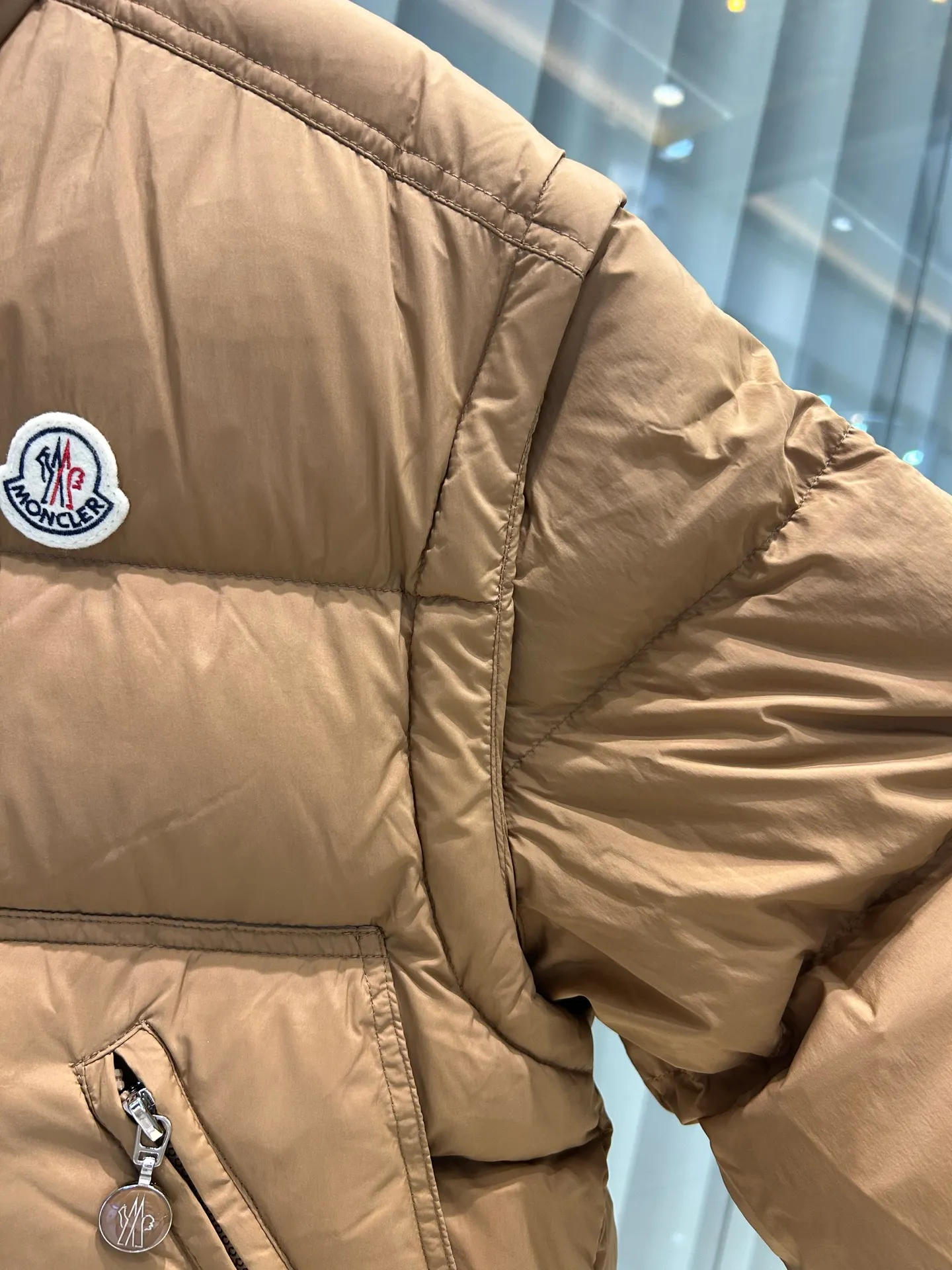 P880 1234 size ✨✨✨ Moncler Selle 2-in-1 short down jacket for women, the sleeves of the Selle short down jacket are detachable and can be easily changed from a jacket to a vest, which is practical. Crafted from nylon in an oversized silhouette, it's cropped for a modern look. This insulated piece has an adjustable hem for a comfortable fit. Color: white khaki