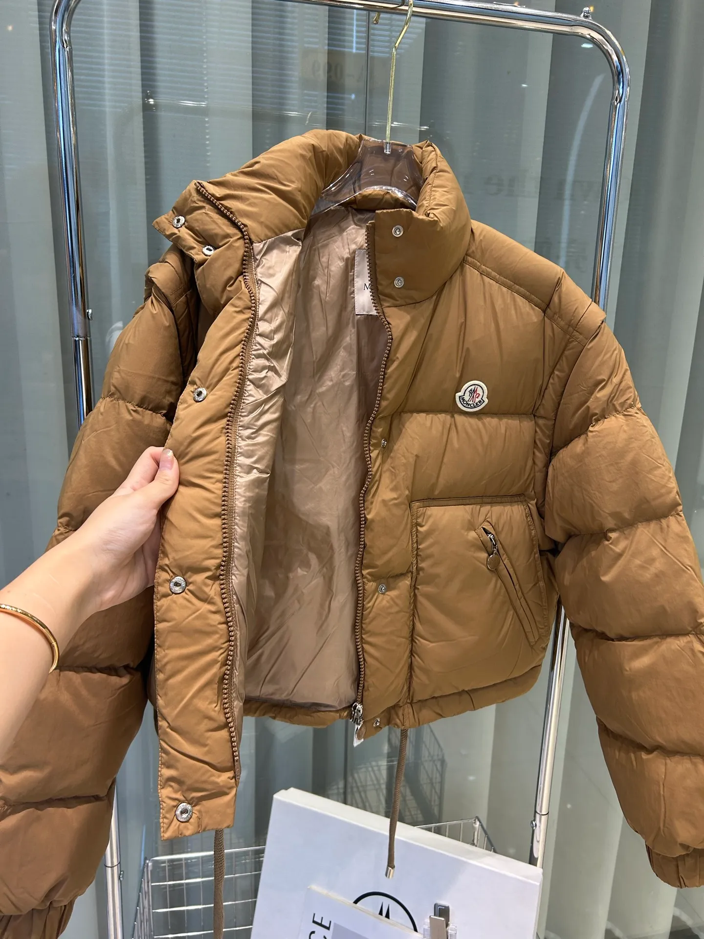 P880 1234 size ✨✨✨ Moncler Selle 2-in-1 short down jacket for women, the sleeves of the Selle short down jacket are detachable and can be easily changed from a jacket to a vest, which is practical. Crafted from nylon in an oversized silhouette, it's cropped for a modern look. This insulated piece has an adjustable hem for a comfortable fit. Color: white khaki