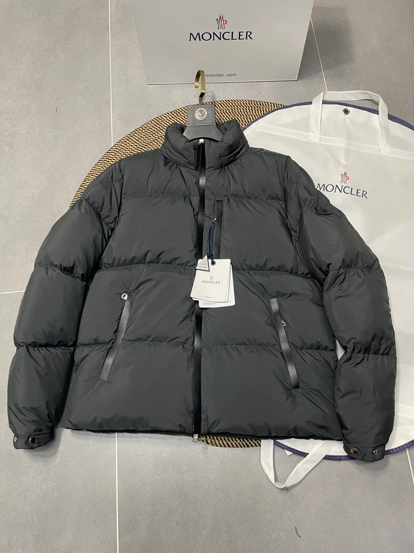 P860 Moncler's new besbre zipper stand-collar down jacket has a new fashionable stand-collar down jacket for autumn and winter. The overall design is simple and beautiful, and it is also very versatile and suitable for any occasion. Paired with a sweatshirt inside, it is fashionable, age-reducing and warm. The body is decorated with leather zipper design pockets, which is fashionable and high-end. The sleeve arms are embellished with the brand's iconic logo, which not only highlights the brand's charm, but also has a high degree of recognition. The luxurious and low-key design is simply great! Powerful functionality brings warmth to the cold winter, is windproof and waterproof, and is filled with 90% velvet content, making you feel warm even on sub-zero nights. Color: Khaki Black Size: 1 2 3 4 5