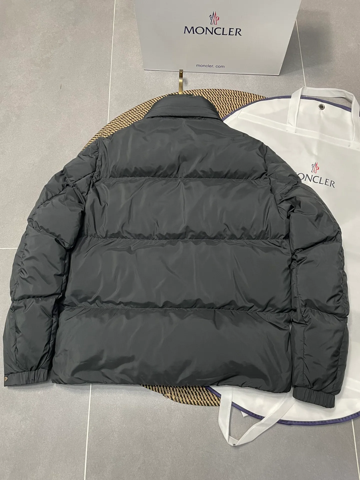 P860 Moncler's new besbre zipper stand-collar down jacket has a new fashionable stand-collar down jacket for autumn and winter. The overall design is simple and beautiful, and it is also very versatile and suitable for any occasion. Paired with a sweatshirt inside, it is fashionable, age-reducing and warm. The body is decorated with leather zipper design pockets, which is fashionable and high-end. The sleeve arms are embellished with the brand's iconic logo, which not only highlights the brand's charm, but also has a high degree of recognition. The luxurious and low-key design is simply great! Powerful functionality brings warmth to the cold winter, is windproof and waterproof, and is filled with 90% velvet content, making you feel warm even on sub-zero nights. Color: Khaki Black Size: 1 2 3 4 5