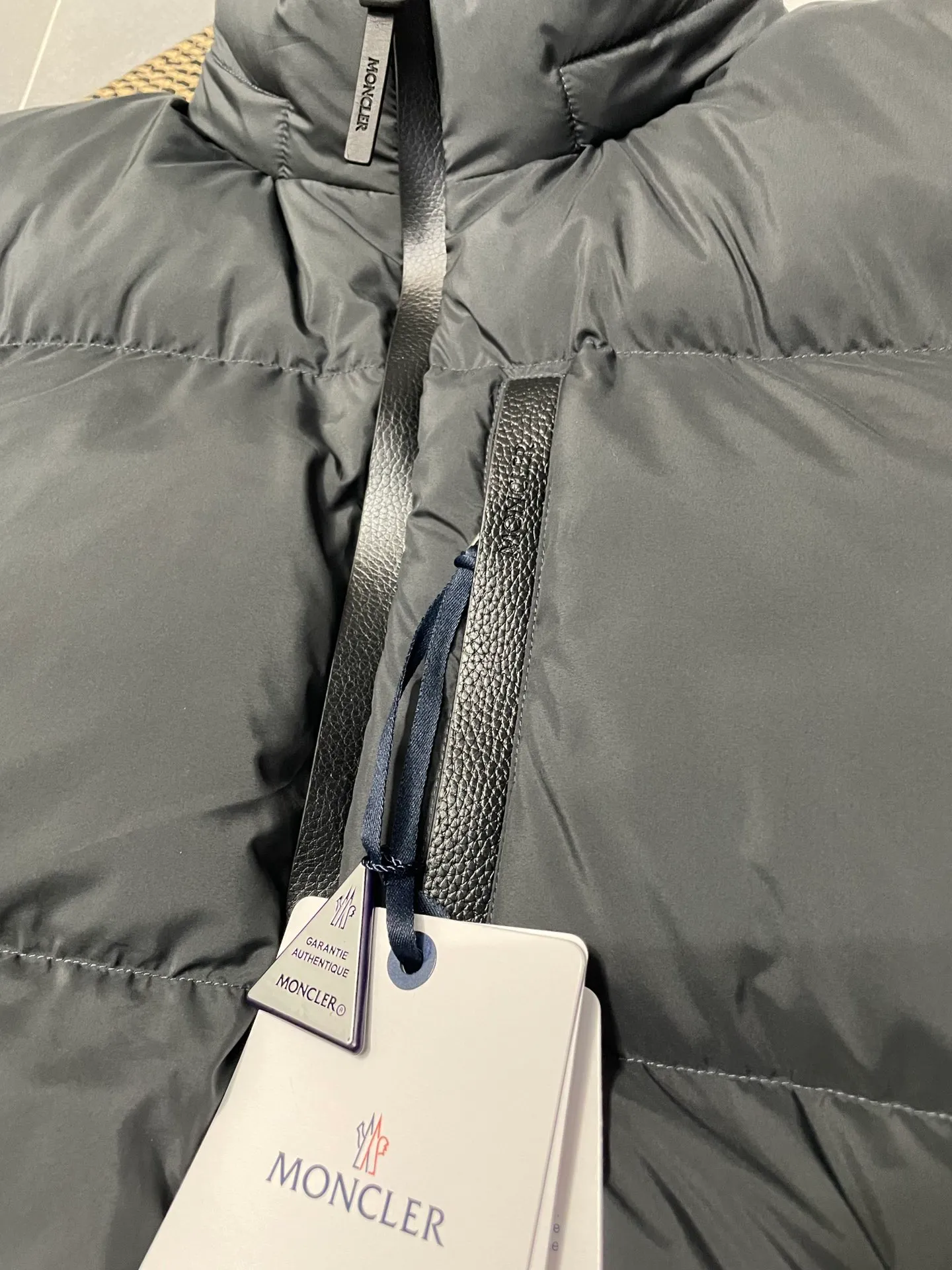 P860 Moncler's new besbre zipper stand-collar down jacket has a new fashionable stand-collar down jacket for autumn and winter. The overall design is simple and beautiful, and it is also very versatile and suitable for any occasion. Paired with a sweatshirt inside, it is fashionable, age-reducing and warm. The body is decorated with leather zipper design pockets, which is fashionable and high-end. The sleeve arms are embellished with the brand's iconic logo, which not only highlights the brand's charm, but also has a high degree of recognition. The luxurious and low-key design is simply great! Powerful functionality brings warmth to the cold winter, is windproof and waterproof, and is filled with 90% velvet content, making you feel warm even on sub-zero nights. Color: Khaki Black Size: 1 2 3 4 5