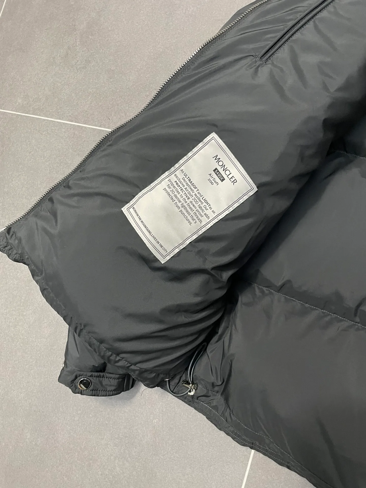 P860 Moncler's new besbre zipper stand-collar down jacket has a new fashionable stand-collar down jacket for autumn and winter. The overall design is simple and beautiful, and it is also very versatile and suitable for any occasion. Paired with a sweatshirt inside, it is fashionable, age-reducing and warm. The body is decorated with leather zipper design pockets, which is fashionable and high-end. The sleeve arms are embellished with the brand's iconic logo, which not only highlights the brand's charm, but also has a high degree of recognition. The luxurious and low-key design is simply great! Powerful functionality brings warmth to the cold winter, is windproof and waterproof, and is filled with 90% velvet content, making you feel warm even on sub-zero nights. Color: Khaki Black Size: 1 2 3 4 5