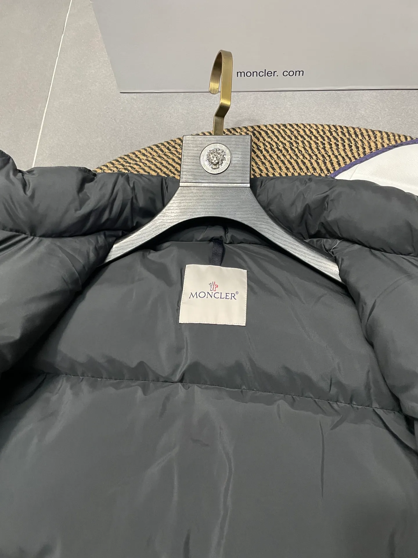 P860 Moncler's new besbre zipper stand-collar down jacket has a new fashionable stand-collar down jacket for autumn and winter. The overall design is simple and beautiful, and it is also very versatile and suitable for any occasion. Paired with a sweatshirt inside, it is fashionable, age-reducing and warm. The body is decorated with leather zipper design pockets, which is fashionable and high-end. The sleeve arms are embellished with the brand's iconic logo, which not only highlights the brand's charm, but also has a high degree of recognition. The luxurious and low-key design is simply great! Powerful functionality brings warmth to the cold winter, is windproof and waterproof, and is filled with 90% velvet content, making you feel warm even on sub-zero nights. Color: Khaki Black Size: 1 2 3 4 5