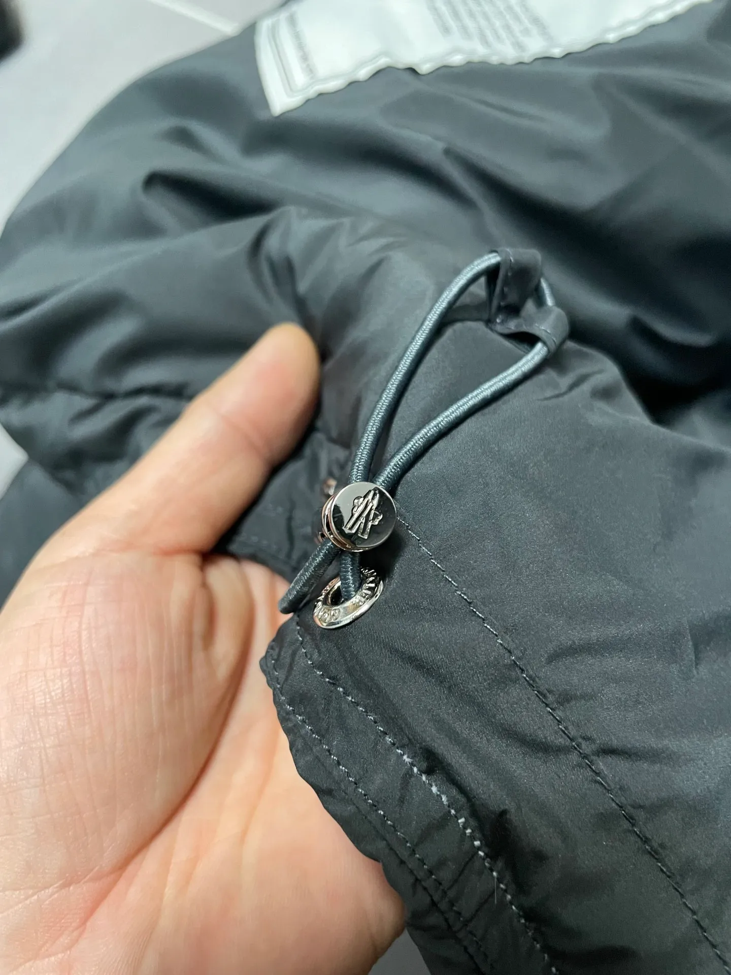 P860 Moncler's new besbre zipper stand-collar down jacket has a new fashionable stand-collar down jacket for autumn and winter. The overall design is simple and beautiful, and it is also very versatile and suitable for any occasion. Paired with a sweatshirt inside, it is fashionable, age-reducing and warm. The body is decorated with leather zipper design pockets, which is fashionable and high-end. The sleeve arms are embellished with the brand's iconic logo, which not only highlights the brand's charm, but also has a high degree of recognition. The luxurious and low-key design is simply great! Powerful functionality brings warmth to the cold winter, is windproof and waterproof, and is filled with 90% velvet content, making you feel warm even on sub-zero nights. Color: Khaki Black Size: 1 2 3 4 5