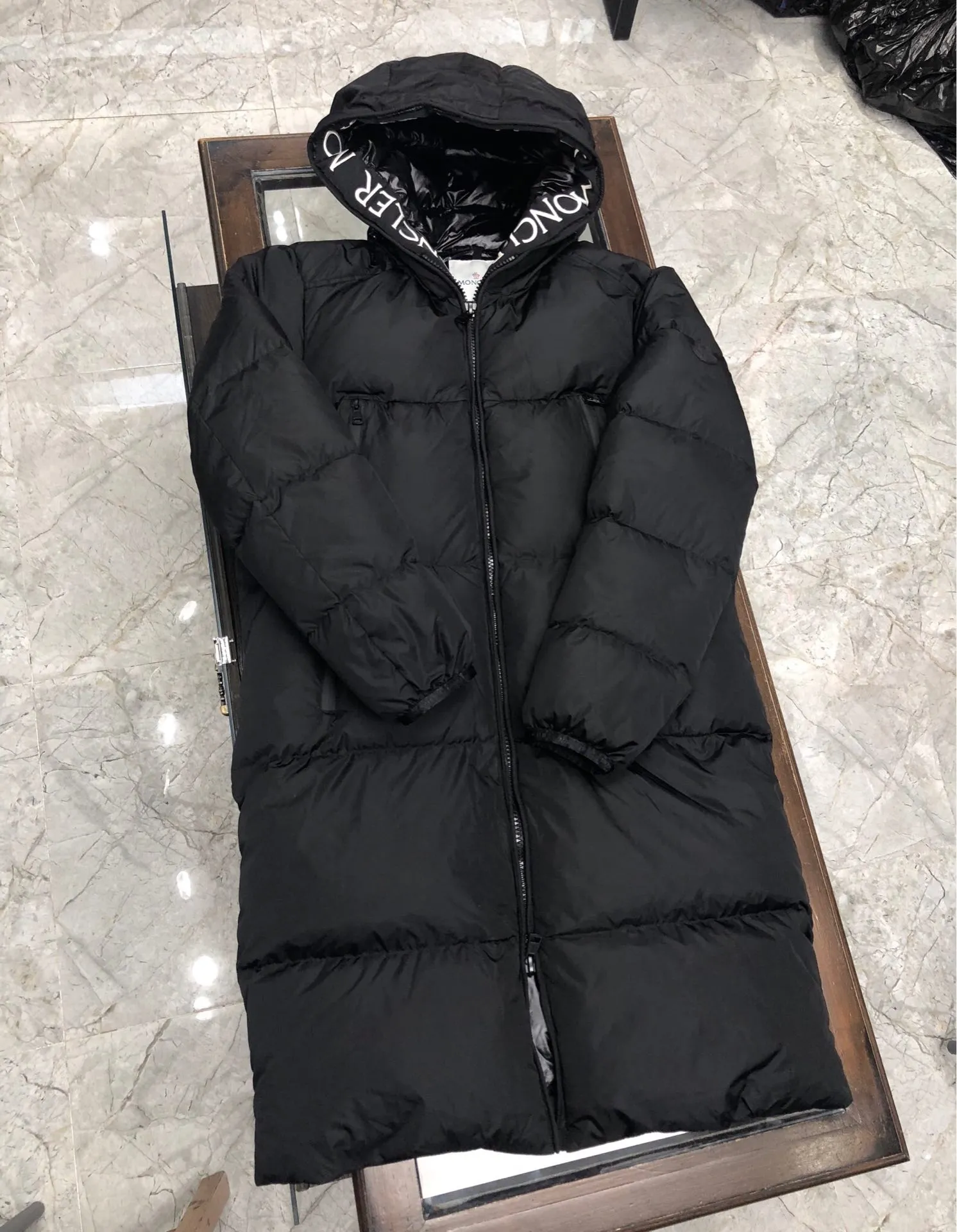 P940 Moncler Men's Men's Long Hooded Down Jacket, can also be worn by women, with logo embroidered webbing on the inside of the hood, two layers of small pockets inside the large pocket zipper, and 90% duck down filling, which is quite warm and does not run away😌 Black long style Size: 1 2 3 4 5 (M ~ 3xl)