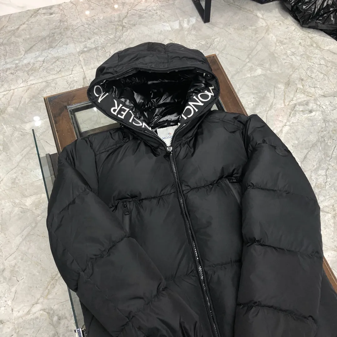 P940 Moncler Men's Men's Long Hooded Down Jacket, can also be worn by women, with logo embroidered webbing on the inside of the hood, two layers of small pockets inside the large pocket zipper, and 90% duck down filling, which is quite warm and does not run away😌 Black long style Size: 1 2 3 4 5 (M ~ 3xl)
