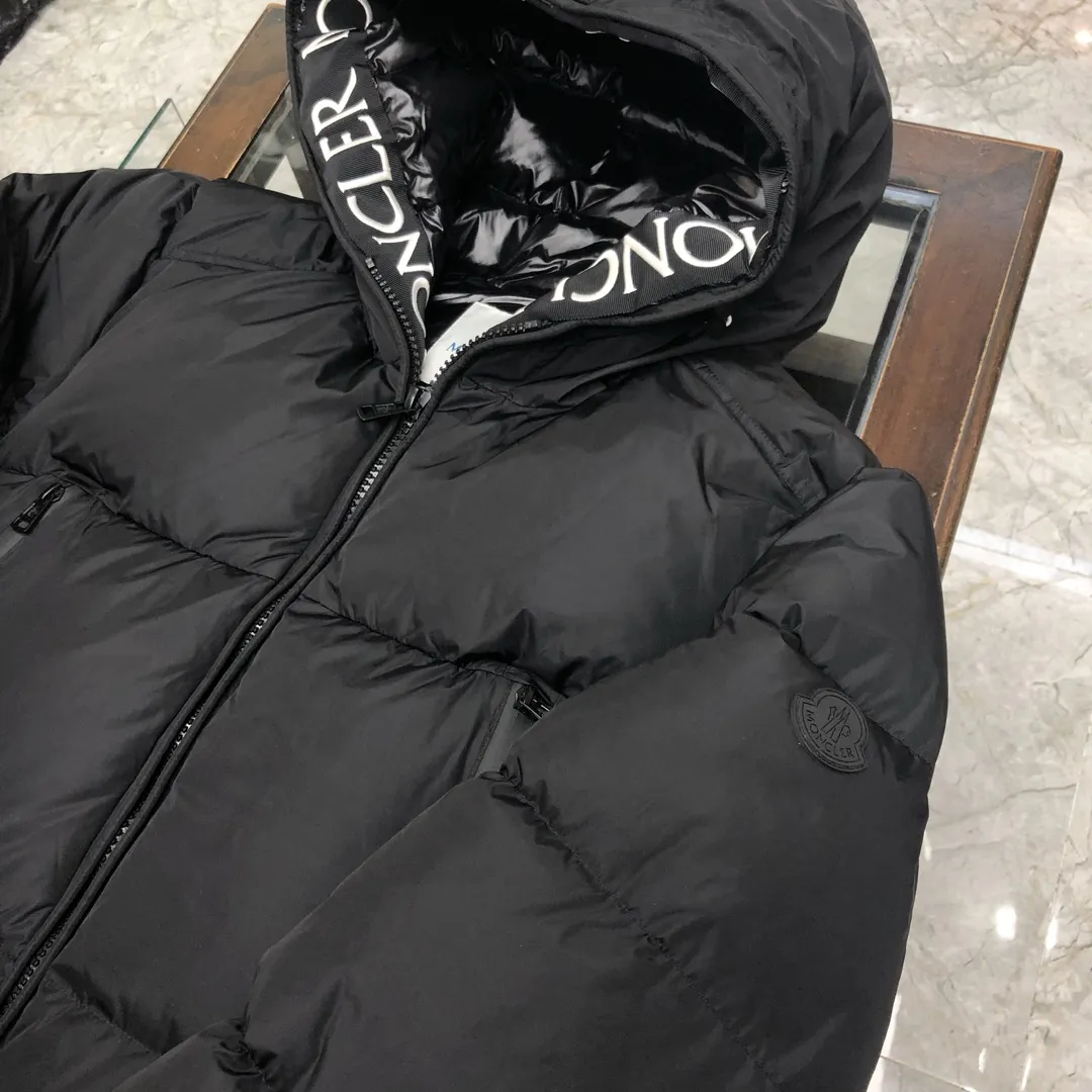 P940 Moncler Men's Men's Long Hooded Down Jacket, can also be worn by women, with logo embroidered webbing on the inside of the hood, two layers of small pockets inside the large pocket zipper, and 90% duck down filling, which is quite warm and does not run away😌 Black long style Size: 1 2 3 4 5 (M ~ 3xl)