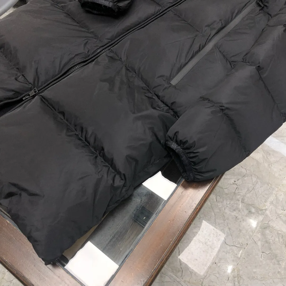 P940 Moncler Men's Men's Long Hooded Down Jacket, can also be worn by women, with logo embroidered webbing on the inside of the hood, two layers of small pockets inside the large pocket zipper, and 90% duck down filling, which is quite warm and does not run away😌 Black long style Size: 1 2 3 4 5 (M ~ 3xl)