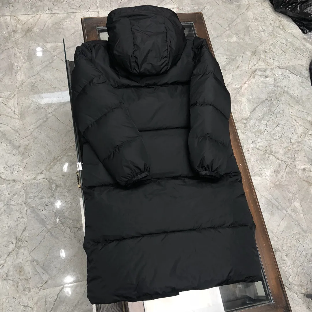 P940 Moncler Men's Men's Long Hooded Down Jacket, can also be worn by women, with logo embroidered webbing on the inside of the hood, two layers of small pockets inside the large pocket zipper, and 90% duck down filling, which is quite warm and does not run away😌 Black long style Size: 1 2 3 4 5 (M ~ 3xl)