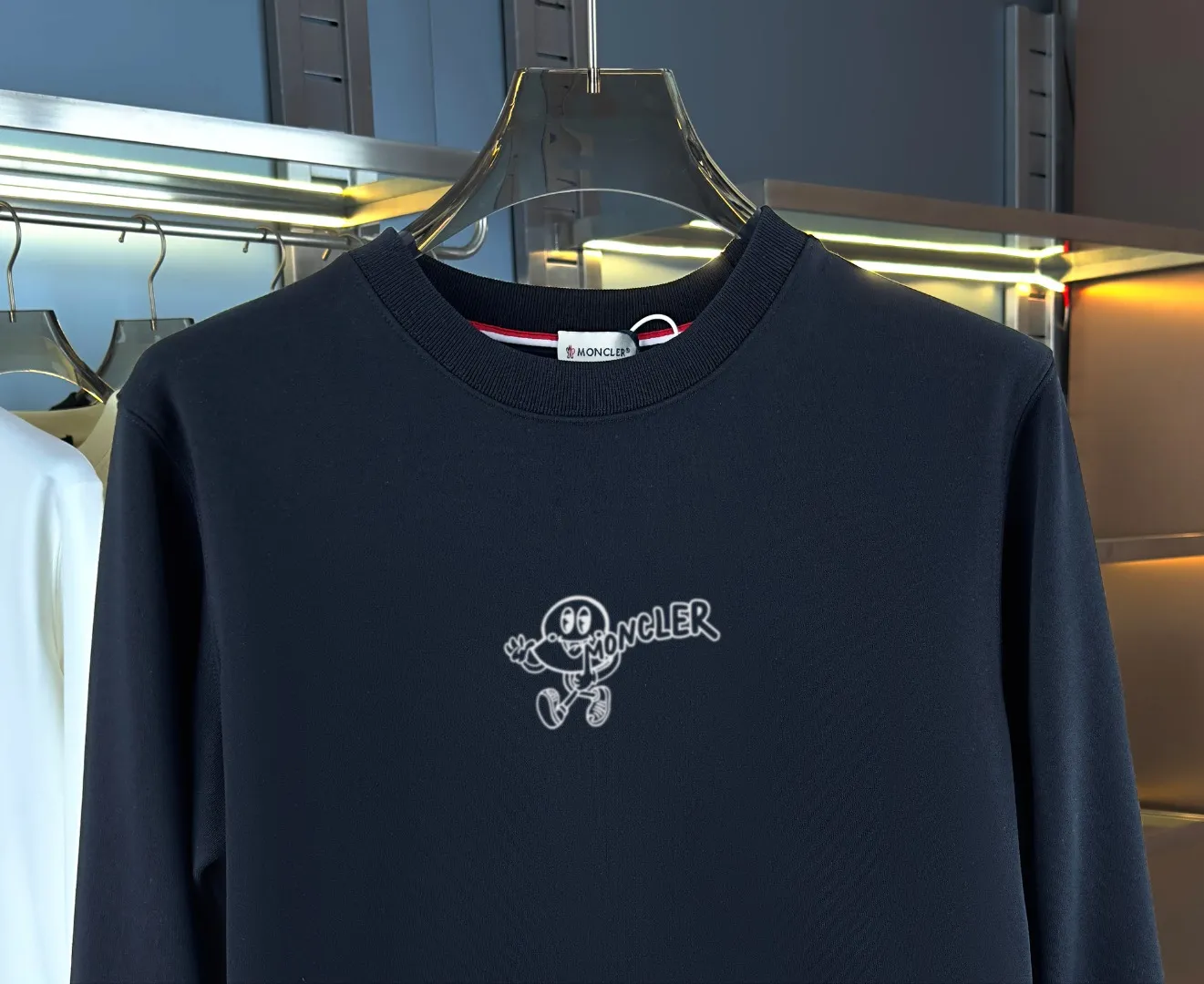 P210 High-version sweatshirt) [Long-term stock] 〖𝐌𝐎𝐍𝐂𝐋𝐄𝐑~Mask〗 Made of 440g heavy-weight fabric. It is different from the market currency. It can be matched with any variety and is properly handsome. 😎The whole dress is made of double waistcoats. The double waistcoats make the whole dress more three-dimensional. Not ordinary factories can do such fine work. 2025 Spring runway version of the T stage, on sale at the counter, round neck terry sweatshirt, high-end double-strand pure cotton, custom-made stretch ribs, dyed in the same vat, complete with three standards, matched with exquisite embroidered LOGO on the chest, simple and advanced, same style for men and women. Color: black, apricot, white, size: S M L XL 2XL