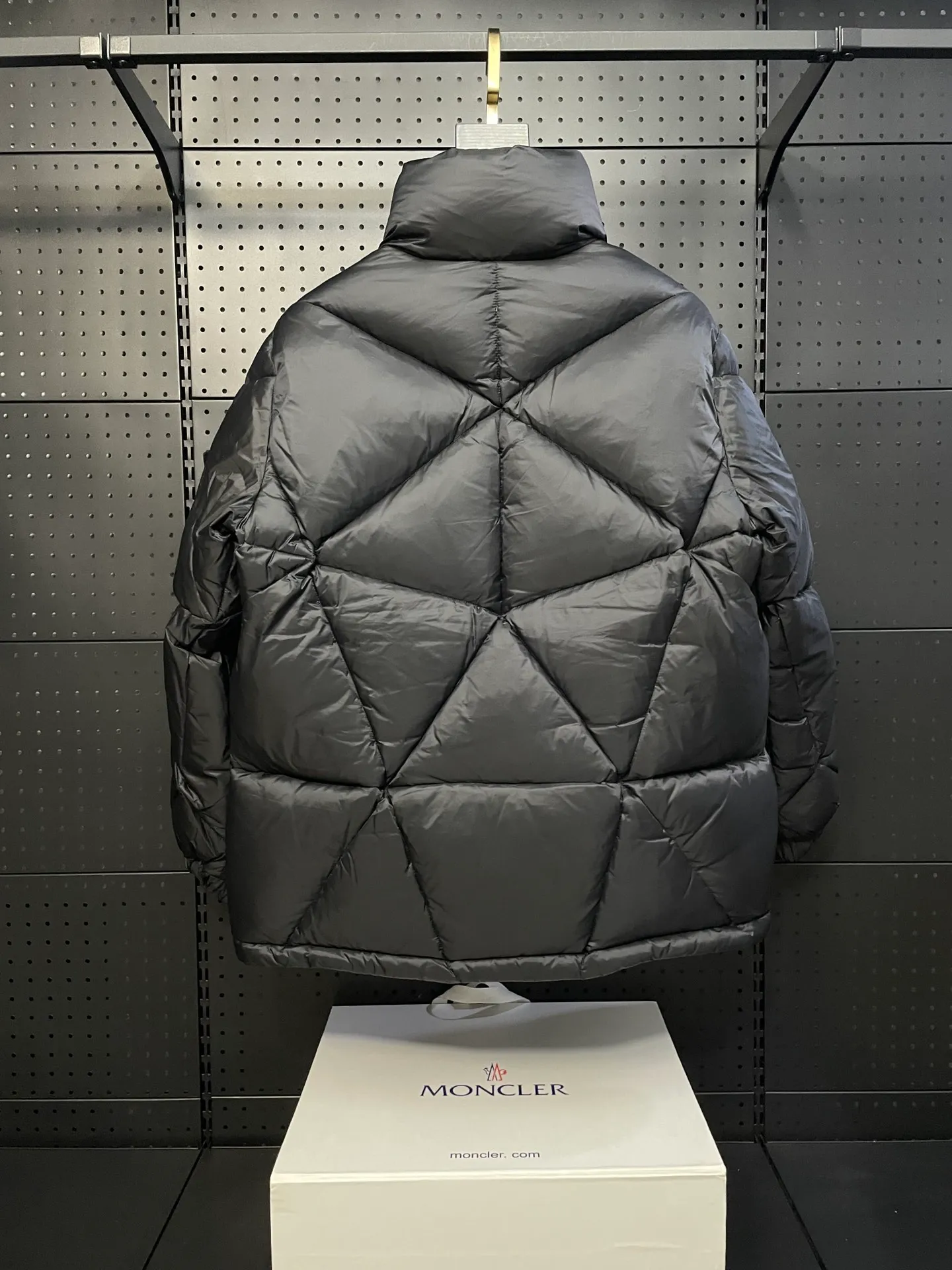 P800 Fei Dong collaborates with Moncler. Moncler once again joins hands with Pharrell Williams to create a joint series. The top 90 white duck I chose this time is the Moncler Genius product line. This Oak jacket is made of technical nylon, equipped with snap pockets and down padding to create the best warmth. The unique triangular car line will create a more artistic visual effect as a whole. The solid color dress is only decorated with LOGO on the chest and arms, which will not be too public while retaining the joint identity. It is also very versatile when paired together. This design technique has also appeared many times in Fei Dong’s joint brands, which is quite recognizable. Size: 1-5