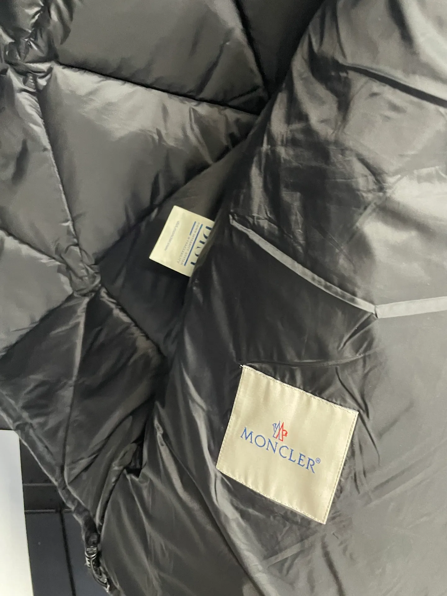 P800 Fei Dong collaborates with Moncler. Moncler once again joins hands with Pharrell Williams to create a joint series. The top 90 white duck I chose this time is the Moncler Genius product line. This Oak jacket is made of technical nylon, equipped with snap pockets and down padding to create the best warmth. The unique triangular car line will create a more artistic visual effect as a whole. The solid color dress is only decorated with LOGO on the chest and arms, which will not be too public while retaining the joint identity. It is also very versatile when paired together. This design technique has also appeared many times in Fei Dong’s joint brands, which is quite recognizable. Size: 1-5