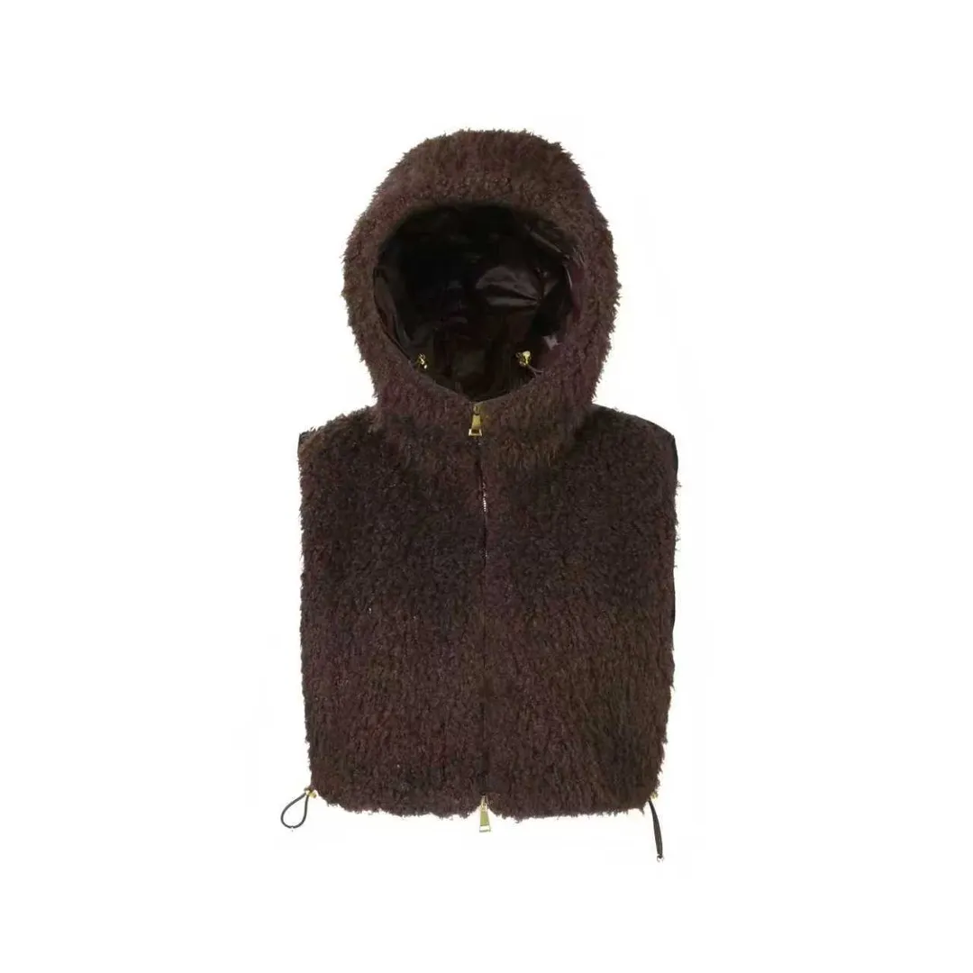 P780 MONCLER 2025 new winter work｜Short hooded down vest with functionality and softness intertwined] ✨ Fabric dialogue: Teddy velvet × nylon, both strong and soft · Teddy velvet: fine and fluffy, feels like a cloud, giving clothes soft and warm healing power; · Nylon material: lightweight and tough, windproof and water-repellent, injecting neat practicality into winter travel.   The two materials are cut and spliced ​​together to create a dual temperament of laziness and functionality.   Highlights of details: The splicing process of beef tendon rope and rope buckle. The splicing part breaks through the traditional stitching and is cleverly connected with customized beef tendon rope + metal rope buckle, which not only strengthens the sense of structure, but also adds outdoor functional aesthetics. Knots outline the silhouette, buckles embellish the details, and every detail reveals an uninhibited sophistication.   Core guarantee: 90% national standard white duck down. High-quality white duck down is carefully selected. The velvet content is 90%+. It is light, fluffy and efficient in temperature locking. The short design reduces the bloated feeling, and the hood protects the neck warmth, taking into account both style and temperature.  MONCLER reconstructs the language of winter down with design - in 2025, let this vest become the functional symbol of your winter style, showing strength in softness and style in details. .  Accessories: One-to-one customized three-label, one-to-one customized drawstring elastic buckle, one-to-one customized zipper SIZE: 1 2 3