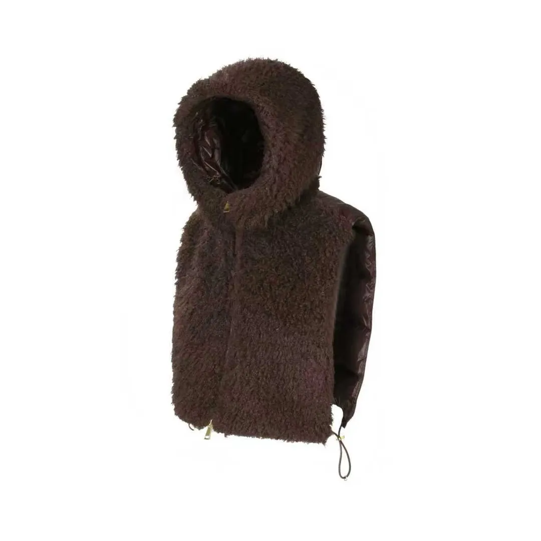 P780 MONCLER 2025 new winter work｜Short hooded down vest with functionality and softness intertwined] ✨ Fabric dialogue: Teddy velvet × nylon, both strong and soft · Teddy velvet: fine and fluffy, feels like a cloud, giving clothes soft and warm healing power; · Nylon material: lightweight and tough, windproof and water-repellent, injecting neat practicality into winter travel.   The two materials are cut and spliced ​​together to create a dual temperament of laziness and functionality.   Highlights of details: The splicing process of beef tendon rope and rope buckle. The splicing part breaks through the traditional stitching and is cleverly connected with customized beef tendon rope + metal rope buckle, which not only strengthens the sense of structure, but also adds outdoor functional aesthetics. Knots outline the silhouette, buckles embellish the details, and every detail reveals an uninhibited sophistication.   Core guarantee: 90% national standard white duck down. High-quality white duck down is carefully selected. The velvet content is 90%+. It is light, fluffy and efficient in temperature locking. The short design reduces the bloated feeling, and the hood protects the neck warmth, taking into account both style and temperature.  MONCLER reconstructs the language of winter down with design - in 2025, let this vest become the functional symbol of your winter style, showing strength in softness and style in details. .  Accessories: One-to-one customized three-label, one-to-one customized drawstring elastic buckle, one-to-one customized zipper SIZE: 1 2 3