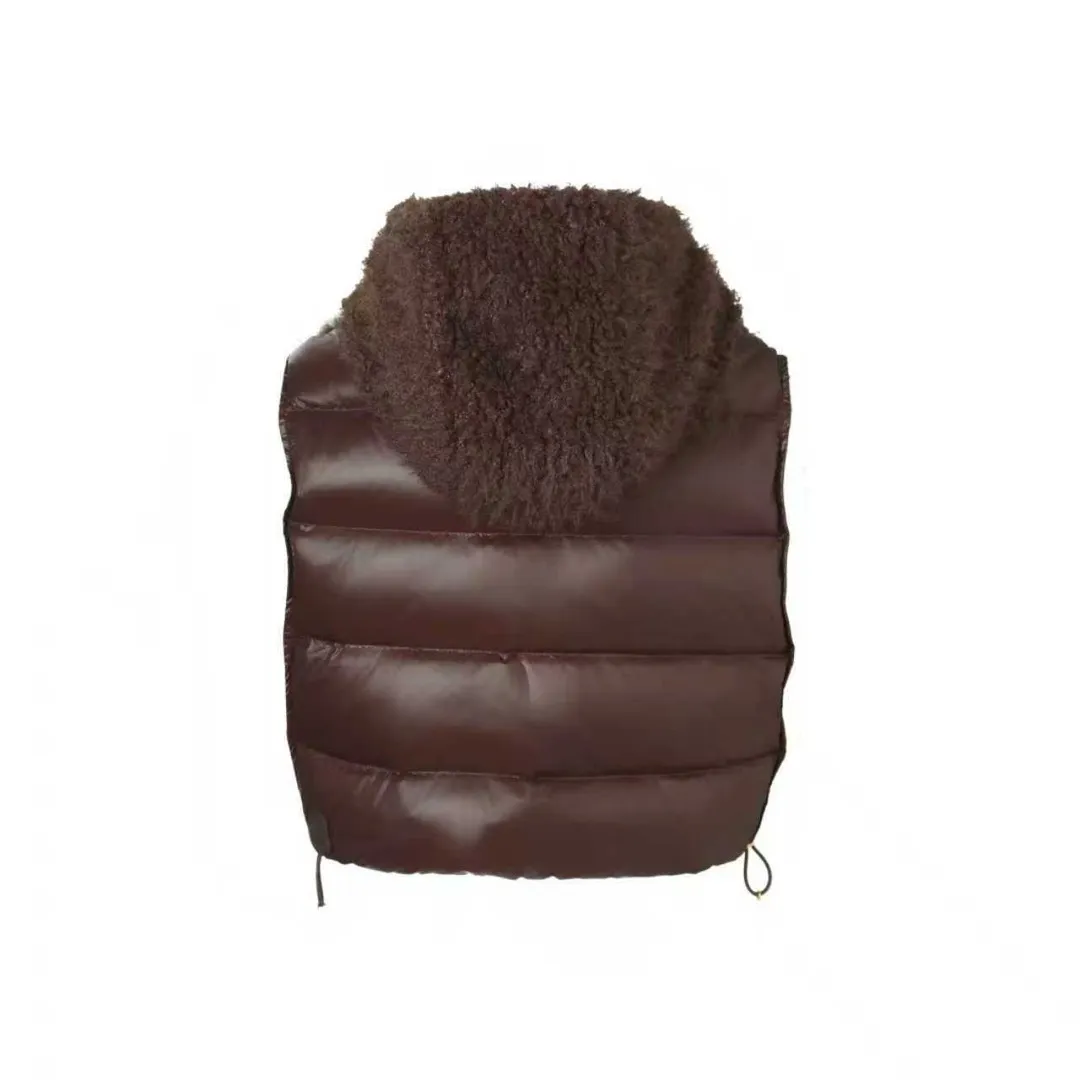 P780 MONCLER 2025 new winter work｜Short hooded down vest with functionality and softness intertwined] ✨ Fabric dialogue: Teddy velvet × nylon, both strong and soft · Teddy velvet: fine and fluffy, feels like a cloud, giving clothes soft and warm healing power; · Nylon material: lightweight and tough, windproof and water-repellent, injecting neat practicality into winter travel.   The two materials are cut and spliced ​​together to create a dual temperament of laziness and functionality.   Highlights of details: The splicing process of beef tendon rope and rope buckle. The splicing part breaks through the traditional stitching and is cleverly connected with customized beef tendon rope + metal rope buckle, which not only strengthens the sense of structure, but also adds outdoor functional aesthetics. Knots outline the silhouette, buckles embellish the details, and every detail reveals an uninhibited sophistication.   Core guarantee: 90% national standard white duck down. High-quality white duck down is carefully selected. The velvet content is 90%+. It is light, fluffy and efficient in temperature locking. The short design reduces the bloated feeling, and the hood protects the neck warmth, taking into account both style and temperature.  MONCLER reconstructs the language of winter down with design - in 2025, let this vest become the functional symbol of your winter style, showing strength in softness and style in details. .  Accessories: One-to-one customized three-label, one-to-one customized drawstring elastic buckle, one-to-one customized zipper SIZE: 1 2 3