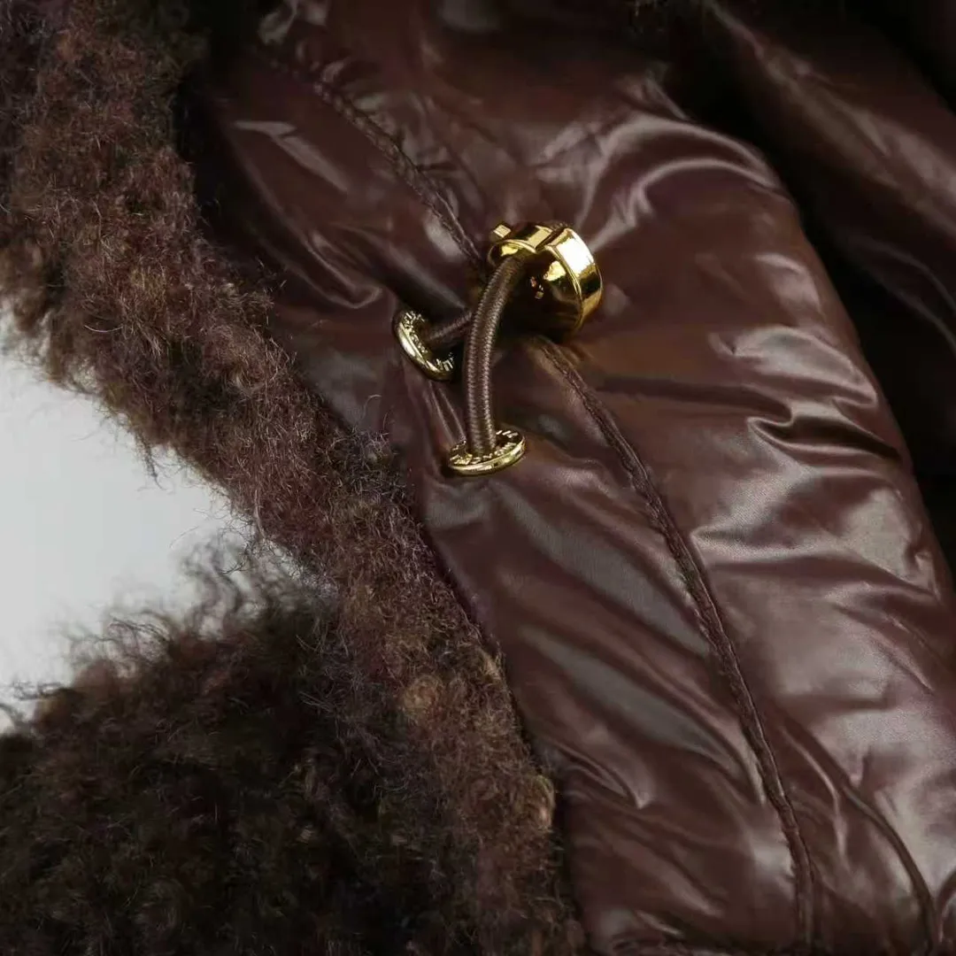 P780 MONCLER 2025 new winter work｜Short hooded down vest with functionality and softness intertwined] ✨ Fabric dialogue: Teddy velvet × nylon, both strong and soft · Teddy velvet: fine and fluffy, feels like a cloud, giving clothes soft and warm healing power; · Nylon material: lightweight and tough, windproof and water-repellent, injecting neat practicality into winter travel.   The two materials are cut and spliced ​​together to create a dual temperament of laziness and functionality.   Highlights of details: The splicing process of beef tendon rope and rope buckle. The splicing part breaks through the traditional stitching and is cleverly connected with customized beef tendon rope + metal rope buckle, which not only strengthens the sense of structure, but also adds outdoor functional aesthetics. Knots outline the silhouette, buckles embellish the details, and every detail reveals an uninhibited sophistication.   Core guarantee: 90% national standard white duck down. High-quality white duck down is carefully selected. The velvet content is 90%+. It is light, fluffy and efficient in temperature locking. The short design reduces the bloated feeling, and the hood protects the neck warmth, taking into account both style and temperature.  MONCLER reconstructs the language of winter down with design - in 2025, let this vest become the functional symbol of your winter style, showing strength in softness and style in details. .  Accessories: One-to-one customized three-label, one-to-one customized drawstring elastic buckle, one-to-one customized zipper SIZE: 1 2 3