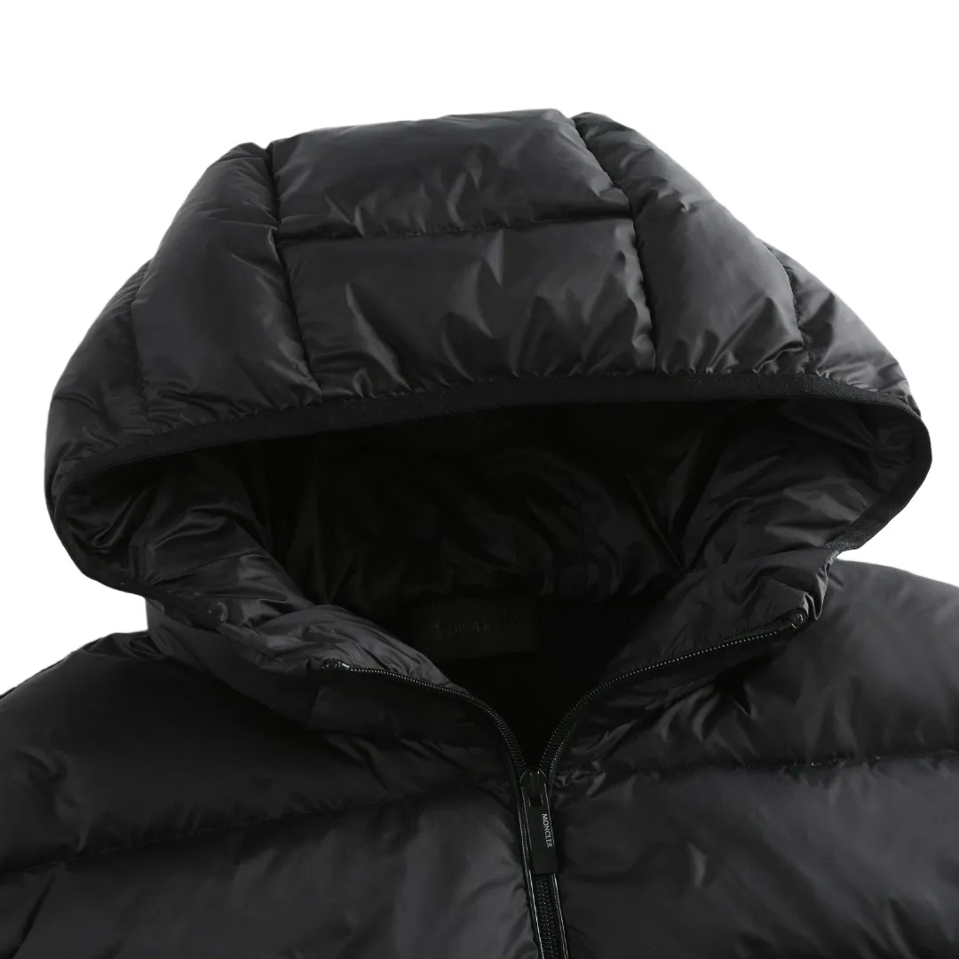 P730 [Exclusive supply] Moncler wool splicing fluorescent webbing down jacket uses high-quality stitching and advanced sewing equipment to ensure durability and beauty. At the same time, the filling of 90 white duck down has also been strictly screened and evenly distributed to ensure a good thermal insulation effect. The fabric is made of high-density woven 100% polyester fiber, with a thickness of 0.08mm to avoid increasing the overall weight and being smooth. The high-density woven structure forms a wind resistance layer to protect the thermal efficiency of the thermal layer from loss. It can also withstand the expansion pressure of down and prevent deformation and damage after long-term use. The webbing next to the access zipper is a fluorescent webbing that will reflect different colors when illuminated with different colors. Every detail is paid attention to during the production process, and everything from material selection to sewing process is strictly controlled to ensure quality and durability. Size:S-M-L-XL