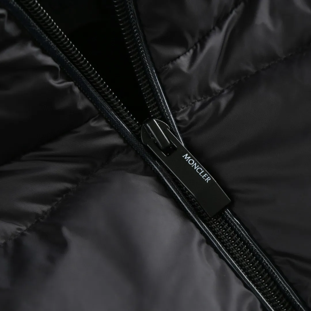 P730 [Exclusive supply] Moncler wool splicing fluorescent webbing down jacket uses high-quality stitching and advanced sewing equipment to ensure durability and beauty. At the same time, the filling of 90 white duck down has also been strictly screened and evenly distributed to ensure a good thermal insulation effect. The fabric is made of high-density woven 100% polyester fiber, with a thickness of 0.08mm to avoid increasing the overall weight and being smooth. The high-density woven structure forms a wind resistance layer to protect the thermal efficiency of the thermal layer from loss. It can also withstand the expansion pressure of down and prevent deformation and damage after long-term use. The webbing next to the access zipper is a fluorescent webbing that will reflect different colors when illuminated with different colors. Every detail is paid attention to during the production process, and everything from material selection to sewing process is strictly controlled to ensure quality and durability. Size:S-M-L-XL