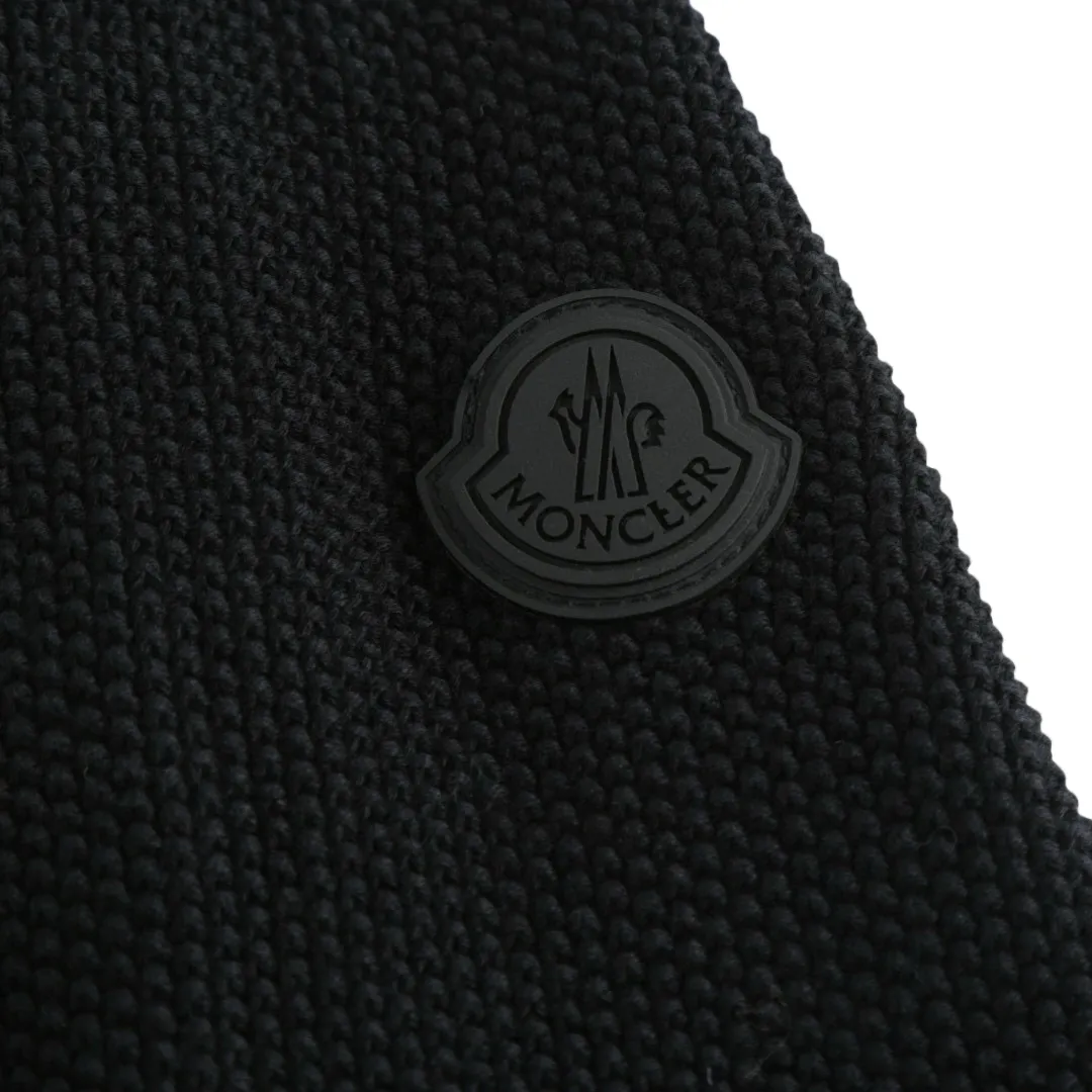 P730 [Exclusive supply] Moncler wool splicing fluorescent webbing down jacket uses high-quality stitching and advanced sewing equipment to ensure durability and beauty. At the same time, the filling of 90 white duck down has also been strictly screened and evenly distributed to ensure a good thermal insulation effect. The fabric is made of high-density woven 100% polyester fiber, with a thickness of 0.08mm to avoid increasing the overall weight and being smooth. The high-density woven structure forms a wind resistance layer to protect the thermal efficiency of the thermal layer from loss. It can also withstand the expansion pressure of down and prevent deformation and damage after long-term use. The webbing next to the access zipper is a fluorescent webbing that will reflect different colors when illuminated with different colors. Every detail is paid attention to during the production process, and everything from material selection to sewing process is strictly controlled to ensure quality and durability. Size:S-M-L-XL