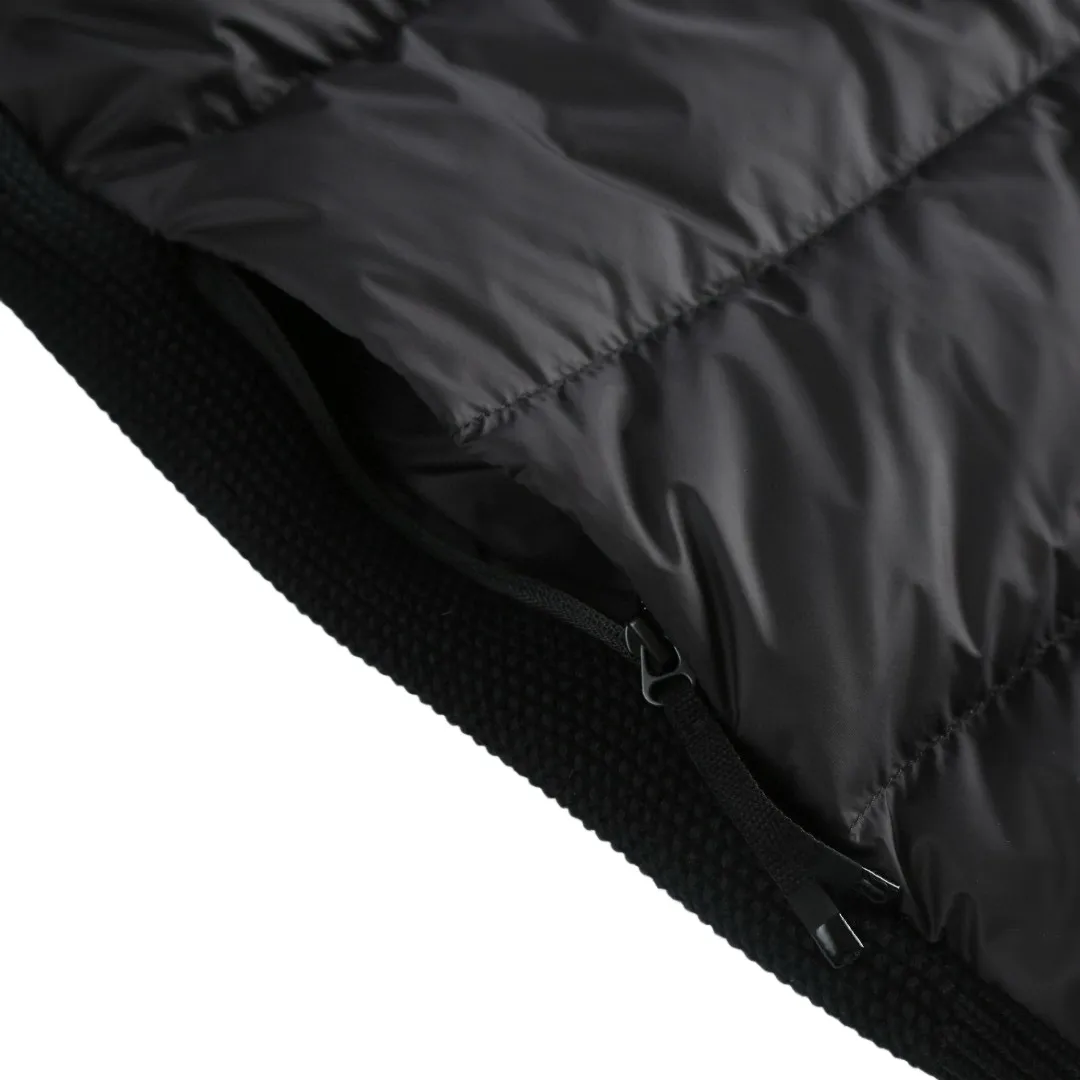 P730 [Exclusive supply] Moncler wool splicing fluorescent webbing down jacket uses high-quality stitching and advanced sewing equipment to ensure durability and beauty. At the same time, the filling of 90 white duck down has also been strictly screened and evenly distributed to ensure a good thermal insulation effect. The fabric is made of high-density woven 100% polyester fiber, with a thickness of 0.08mm to avoid increasing the overall weight and being smooth. The high-density woven structure forms a wind resistance layer to protect the thermal efficiency of the thermal layer from loss. It can also withstand the expansion pressure of down and prevent deformation and damage after long-term use. The webbing next to the access zipper is a fluorescent webbing that will reflect different colors when illuminated with different colors. Every detail is paid attention to during the production process, and everything from material selection to sewing process is strictly controlled to ensure quality and durability. Size:S-M-L-XL