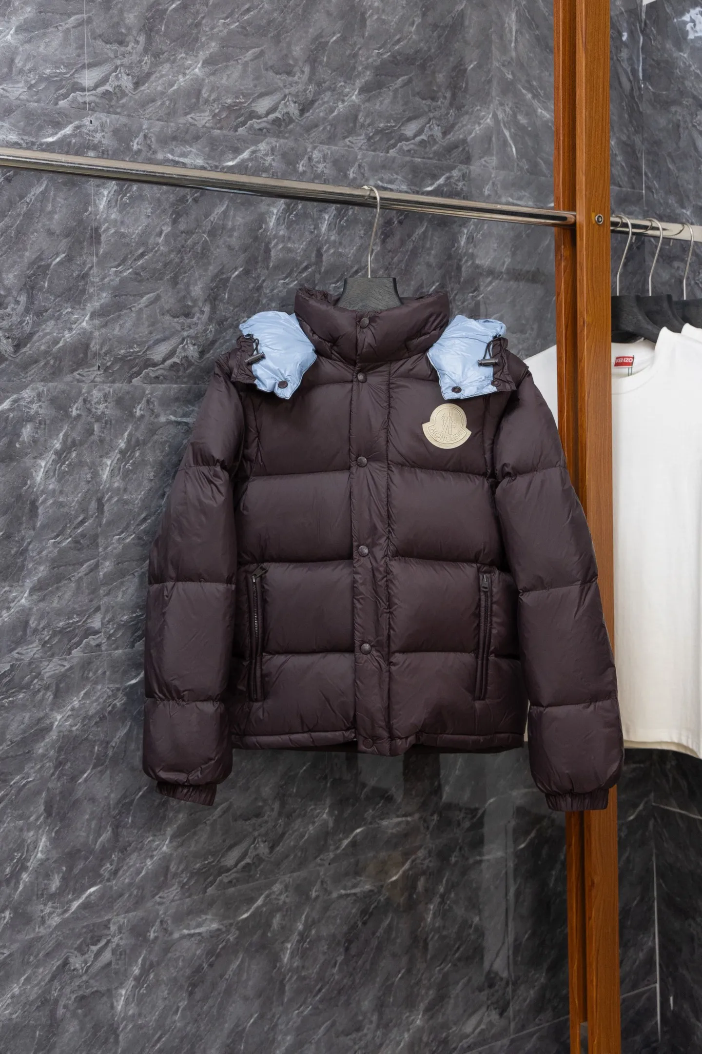 P840 Model No. J0191 MONCLER Cyclone two-in-one detachable top-quality down jacket. Made of 340 grams of down-filling goose down. The threads are clearly routed. Uses 10,000-needle embroidery. The original order is customized with 1:1 smooth and delicate lines. Better hand feel and texture. Not easy to deform, not easy to shrink, not easy to fade. Maintains long-lasting beauty. Color: dark brown blue. Size 1-5
