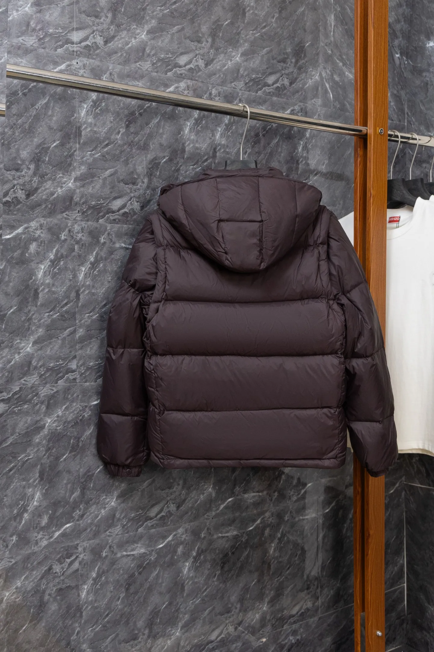 P840 Model No. J0191 MONCLER Cyclone two-in-one detachable top-quality down jacket. Made of 340 grams of down-filling goose down. The threads are clearly routed. Uses 10,000-needle embroidery. The original order is customized with 1:1 smooth and delicate lines. Better hand feel and texture. Not easy to deform, not easy to shrink, not easy to fade. Maintains long-lasting beauty. Color: dark brown blue. Size 1-5