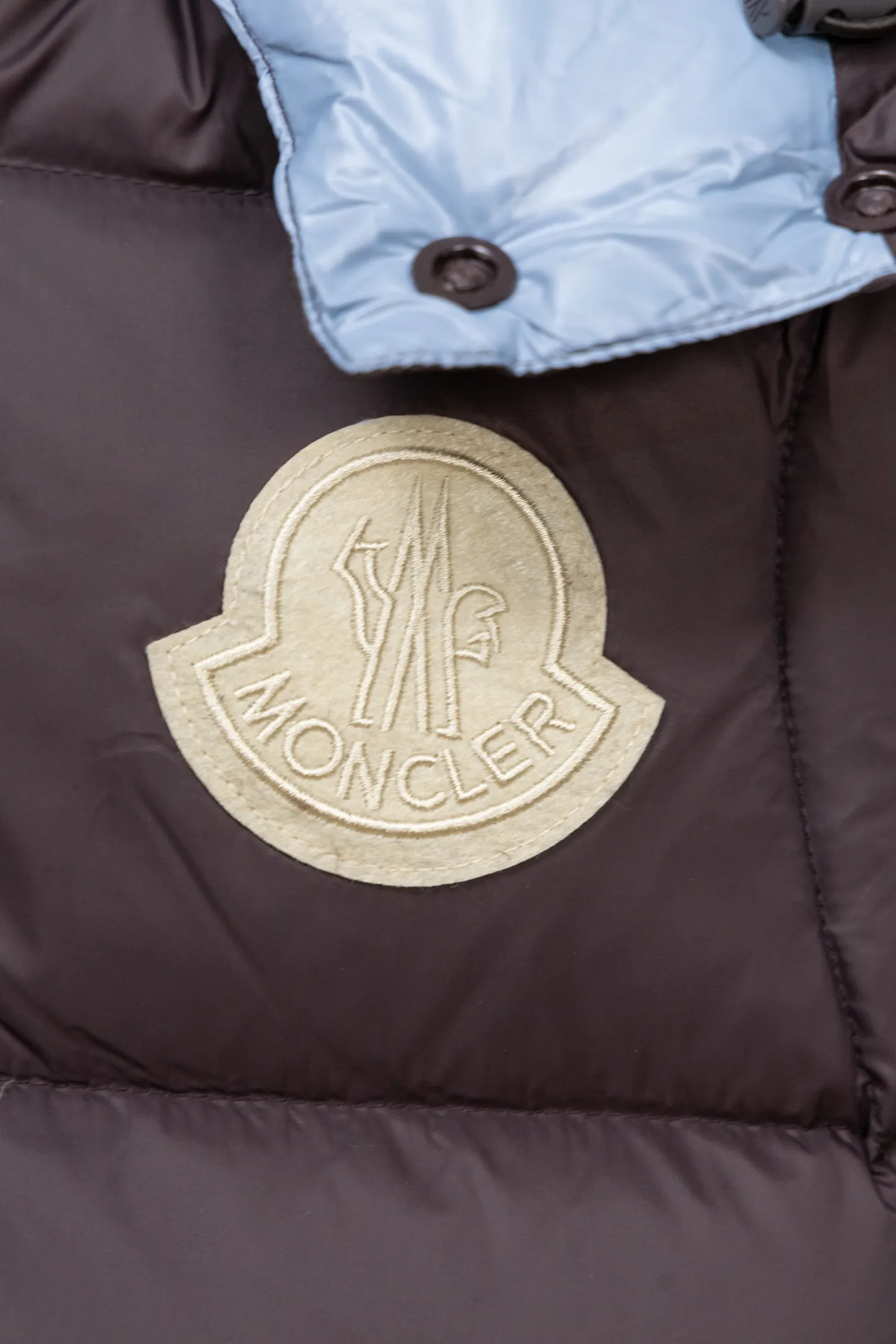 P840 Model No. J0191 MONCLER Cyclone two-in-one detachable top-quality down jacket. Made of 340 grams of down-filling goose down. The threads are clearly routed. Uses 10,000-needle embroidery. The original order is customized with 1:1 smooth and delicate lines. Better hand feel and texture. Not easy to deform, not easy to shrink, not easy to fade. Maintains long-lasting beauty. Color: dark brown blue. Size 1-5