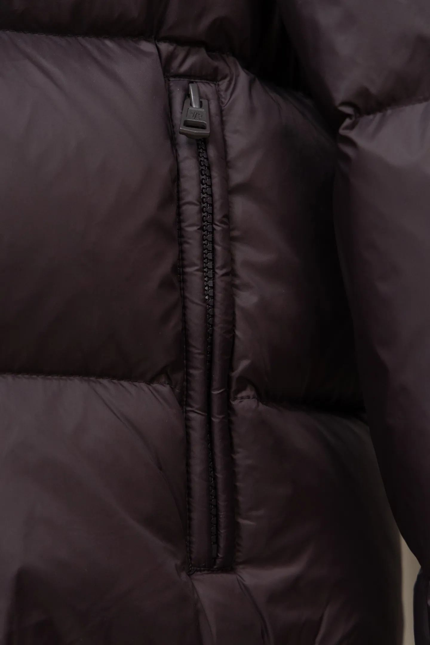 P840 Model No. J0191 MONCLER Cyclone two-in-one detachable top-quality down jacket. Made of 340 grams of down-filling goose down. The threads are clearly routed. Uses 10,000-needle embroidery. The original order is customized with 1:1 smooth and delicate lines. Better hand feel and texture. Not easy to deform, not easy to shrink, not easy to fade. Maintains long-lasting beauty. Color: dark brown blue. Size 1-5
