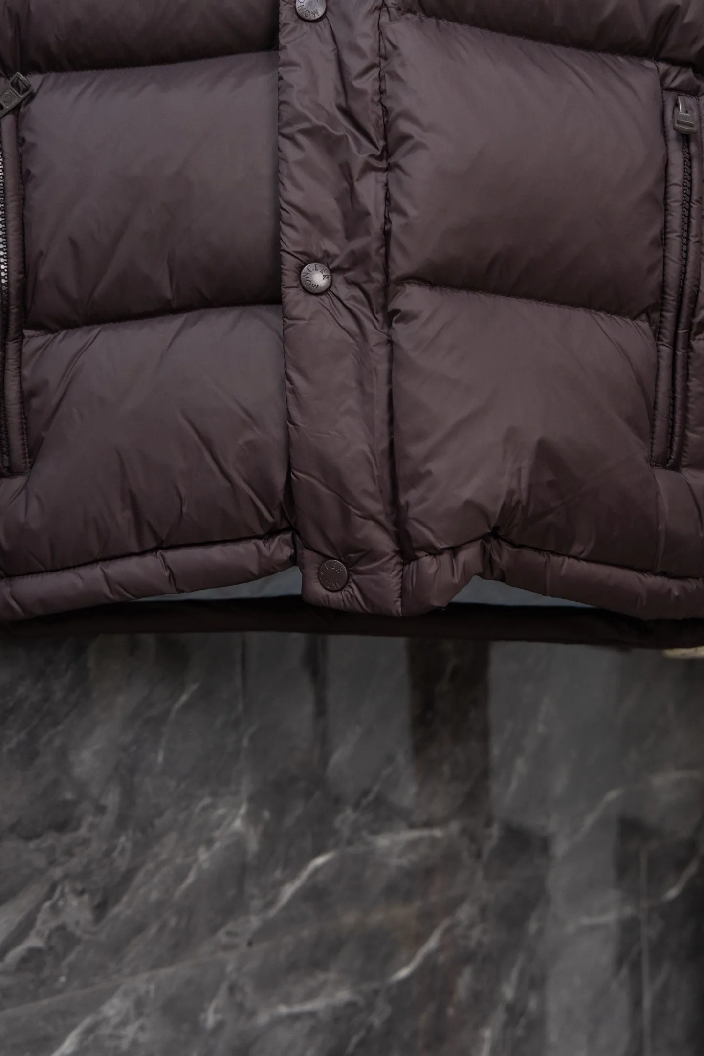 P840 Model No. J0191 MONCLER Cyclone two-in-one detachable top-quality down jacket. Made of 340 grams of down-filling goose down. The threads are clearly routed. Uses 10,000-needle embroidery. The original order is customized with 1:1 smooth and delicate lines. Better hand feel and texture. Not easy to deform, not easy to shrink, not easy to fade. Maintains long-lasting beauty. Color: dark brown blue. Size 1-5