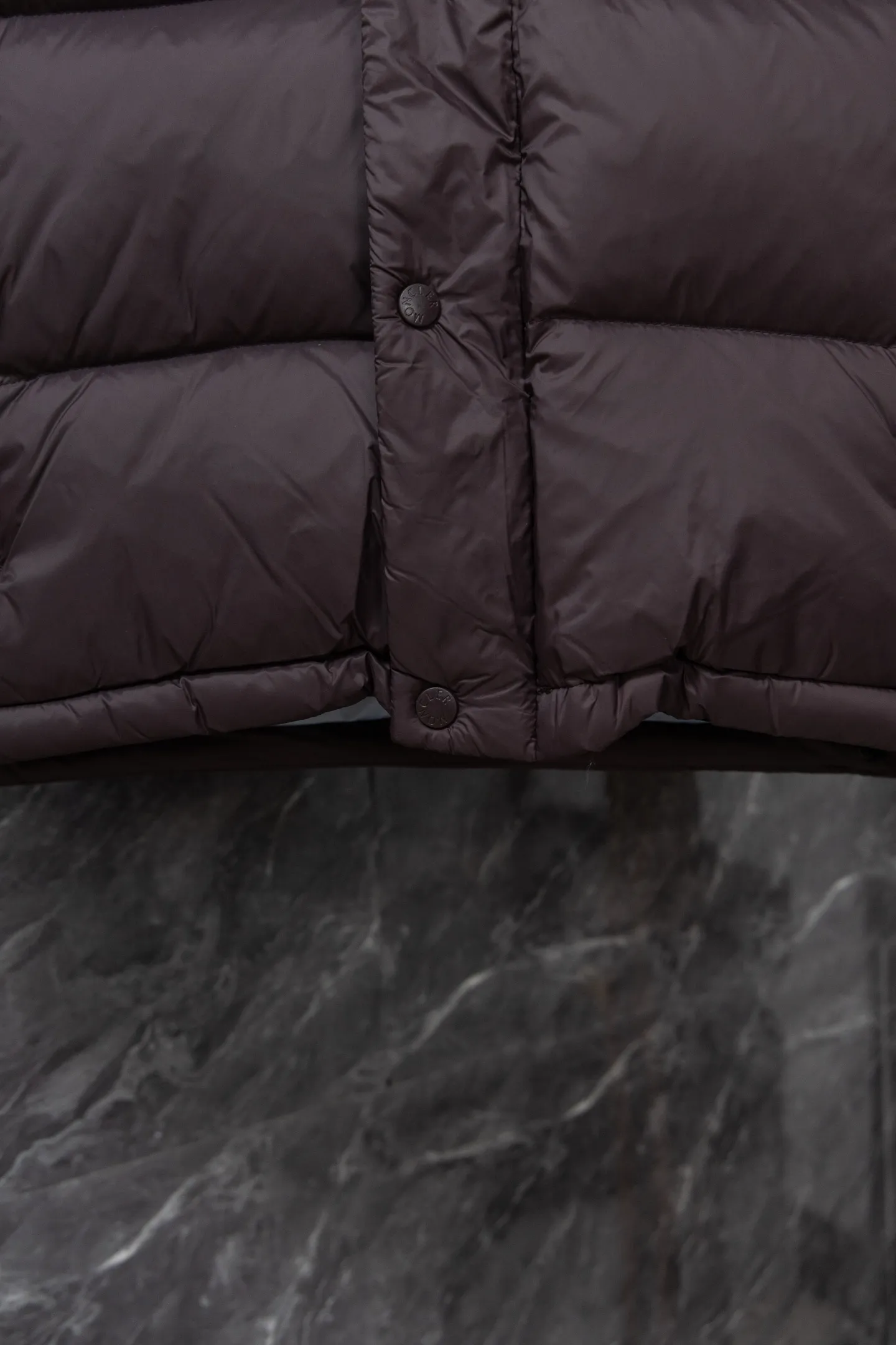 P840 Model No. J0191 MONCLER Cyclone two-in-one detachable top-quality down jacket. Made of 340 grams of down-filling goose down. The threads are clearly routed. Uses 10,000-needle embroidery. The original order is customized with 1:1 smooth and delicate lines. Better hand feel and texture. Not easy to deform, not easy to shrink, not easy to fade. Maintains long-lasting beauty. Color: dark brown blue. Size 1-5
