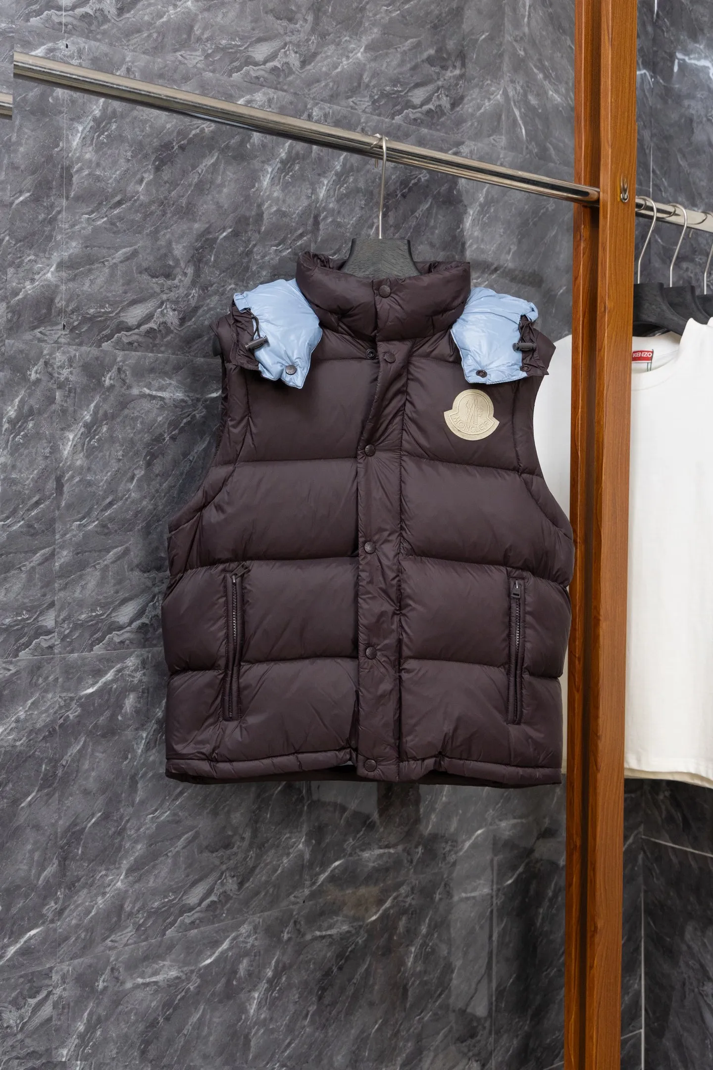 P840 Model No. J0191 MONCLER Cyclone two-in-one detachable top-quality down jacket. Made of 340 grams of down-filling goose down. The threads are clearly routed. Uses 10,000-needle embroidery. The original order is customized with 1:1 smooth and delicate lines. Better hand feel and texture. Not easy to deform, not easy to shrink, not easy to fade. Maintains long-lasting beauty. Color: dark brown blue. Size 1-5