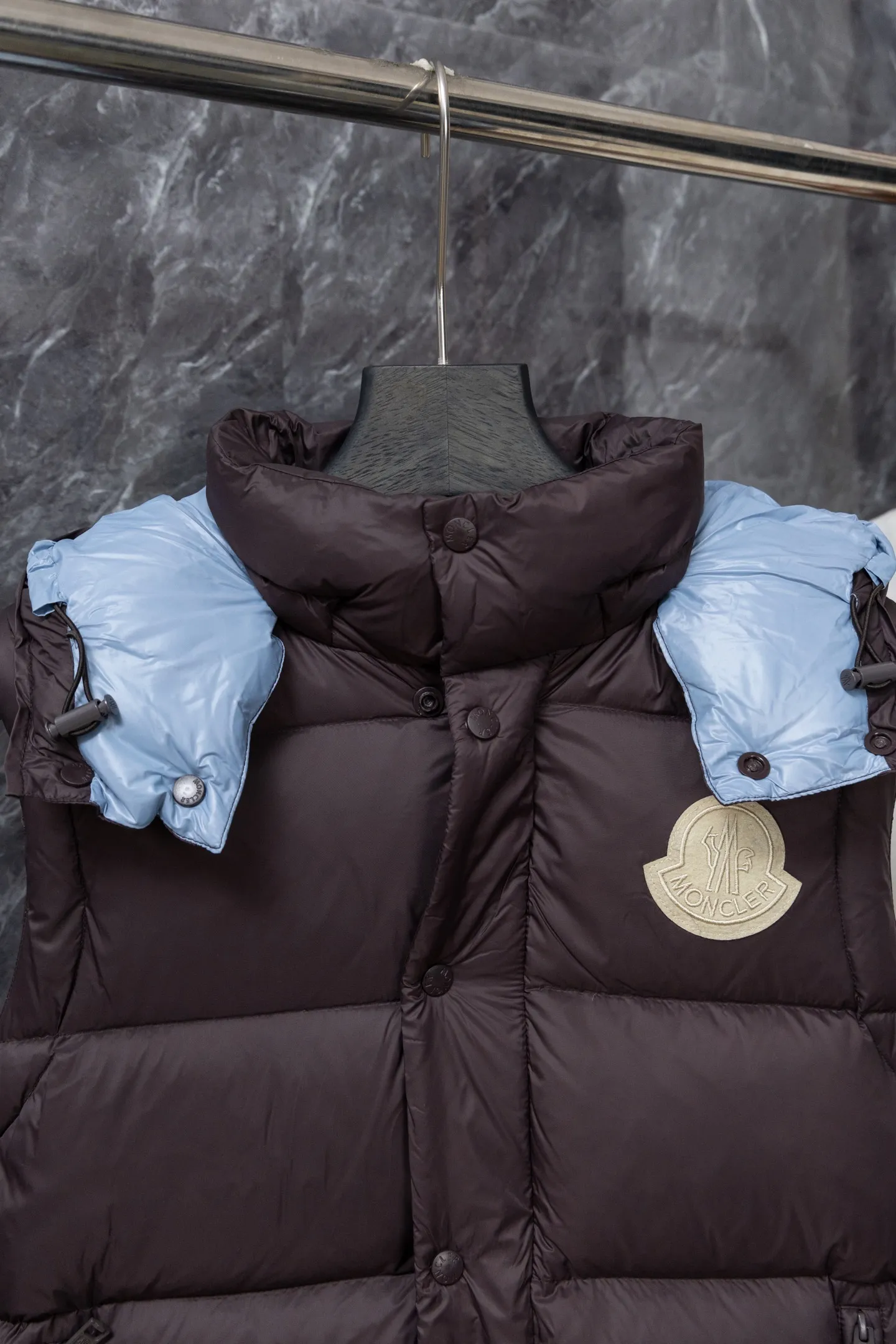 P840 Model No. J0191 MONCLER Cyclone two-in-one detachable top-quality down jacket. Made of 340 grams of down-filling goose down. The threads are clearly routed. Uses 10,000-needle embroidery. The original order is customized with 1:1 smooth and delicate lines. Better hand feel and texture. Not easy to deform, not easy to shrink, not easy to fade. Maintains long-lasting beauty. Color: dark brown blue. Size 1-5